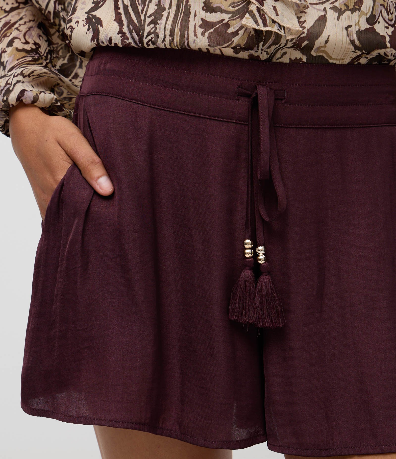 Short Evasê Acetinado com Cintura Alta e Tassel Bordô 3