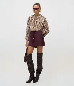 Short Evasê Acetinado com Cintura Alta e Tassel