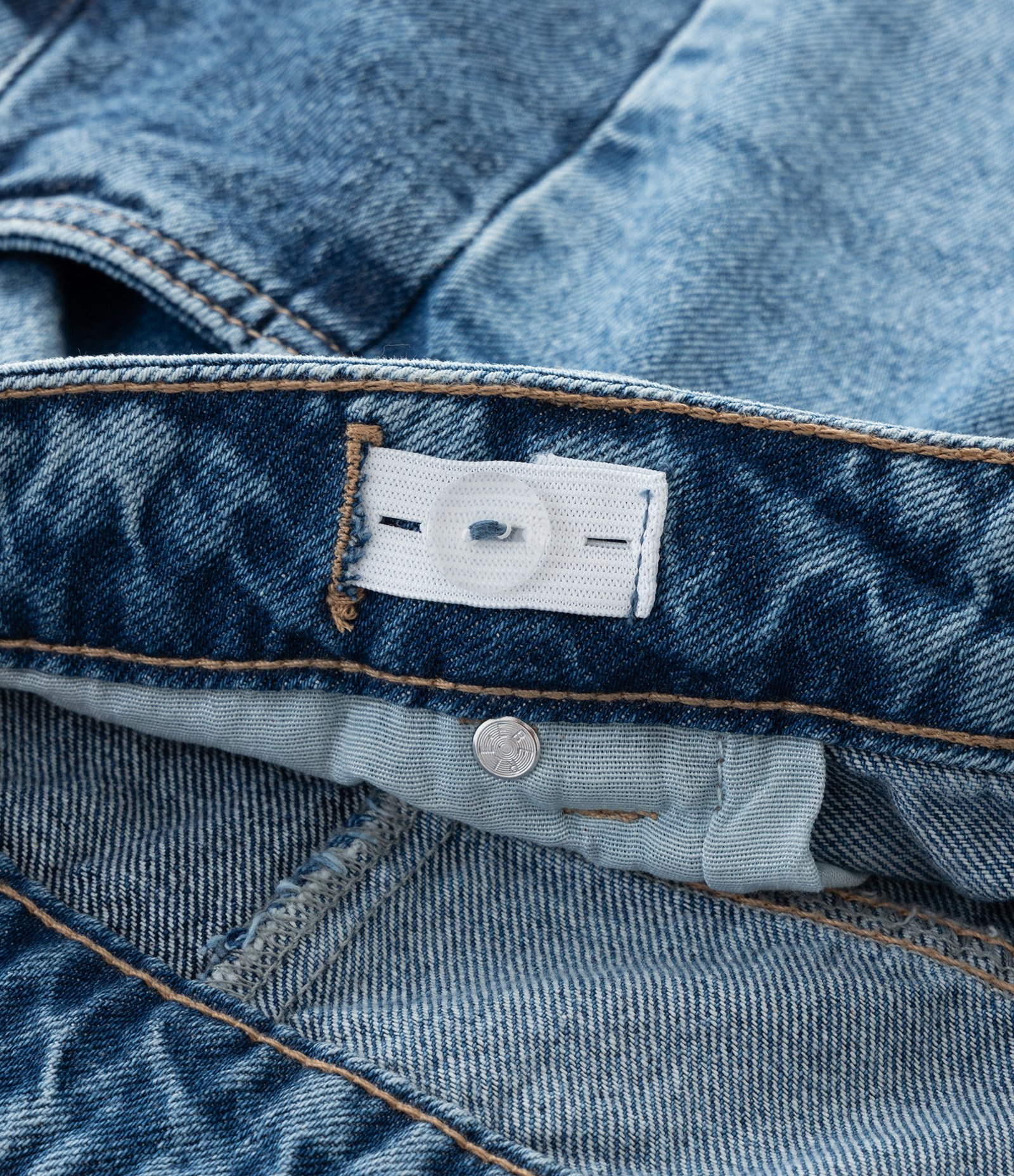 Calça Barrel Jeans com Recortes Contrastantes Curve & Plus Size Azul 8