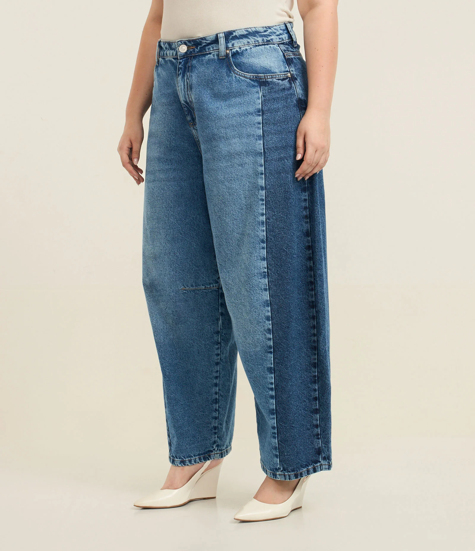 Calça Barrel Jeans com Recortes Contrastantes Curve & Plus Size Azul 2