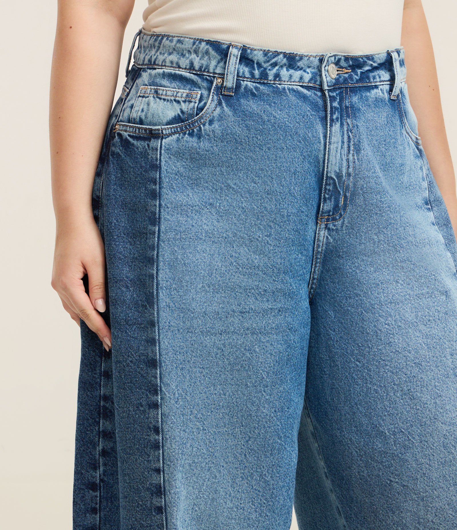 Calça Barrel Jeans com Recortes Contrastantes Curve & Plus Size Azul 3
