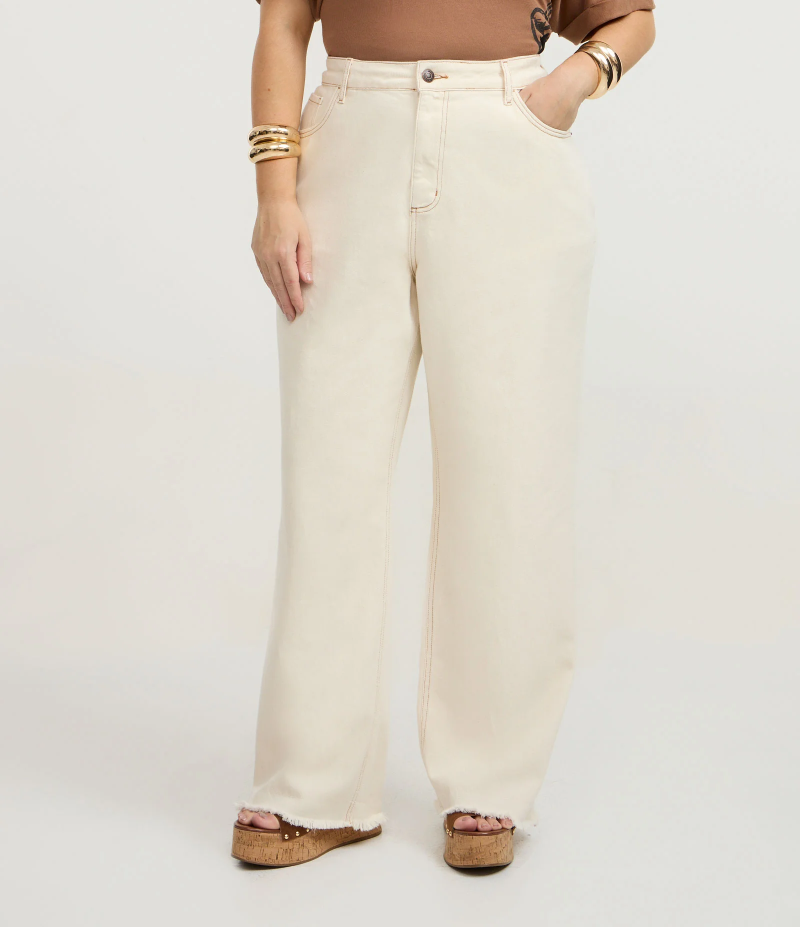 Calça Reta em Sarja com Barra Desfiada Curve & Plus Size Bege 2