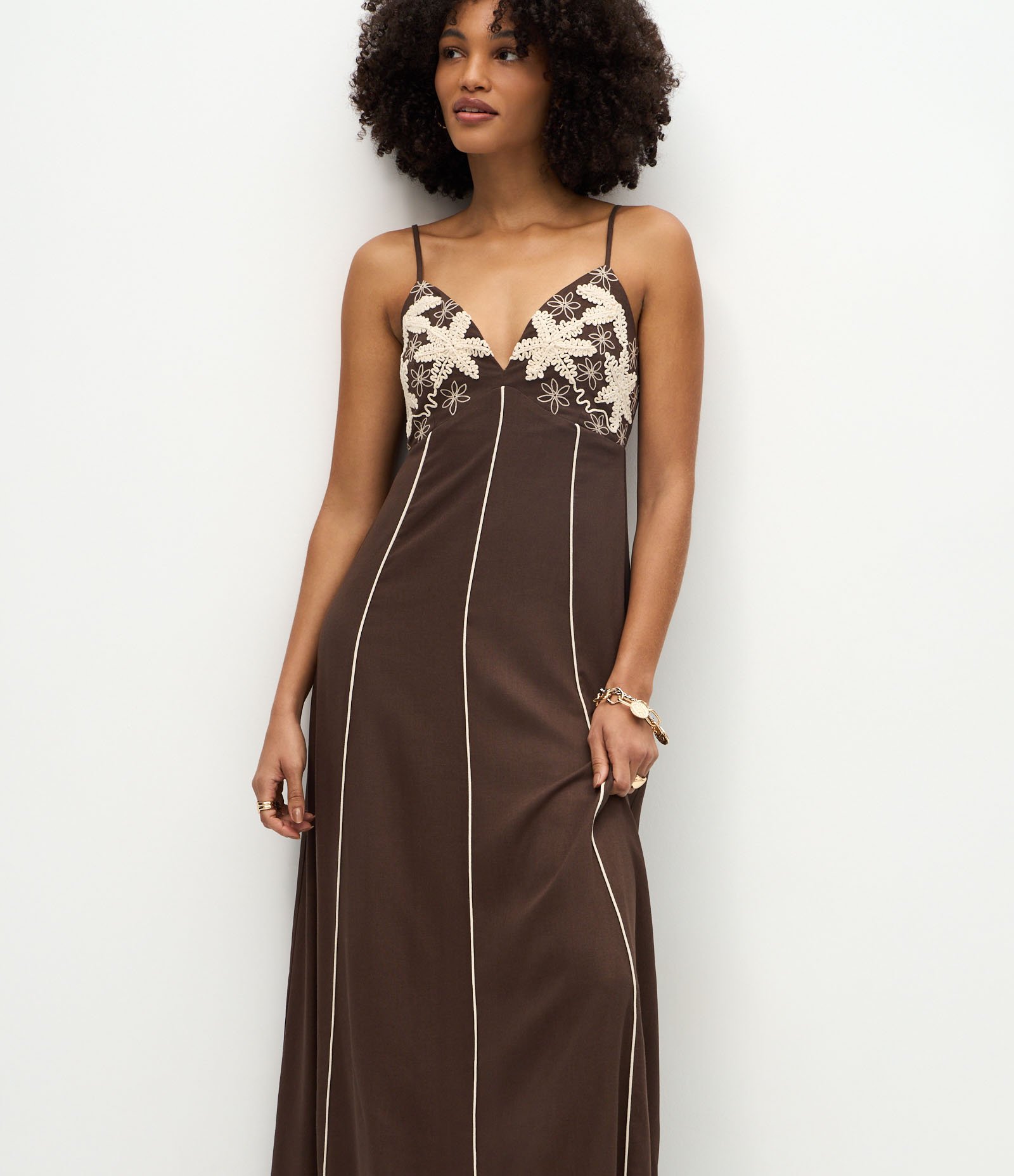 Vestido Midi em Viscolinho com Bordados no Busto Marrom 2