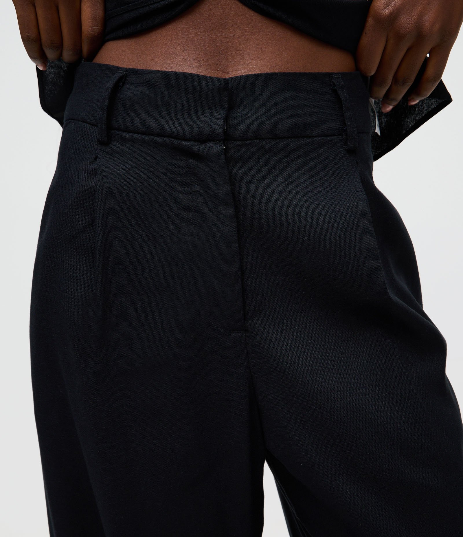 Calça Barrel em Viscose com Cintura Alta Preto 3