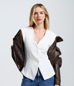 Blusa em Ponto Roma com Decote em V e Fechamento por Botões