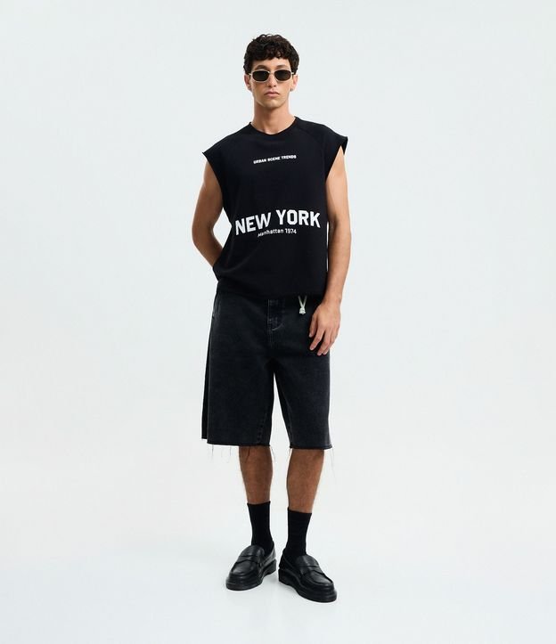 Bermuda Baggy em Jeans com Barra Desfiada e Detalhe com Cordão