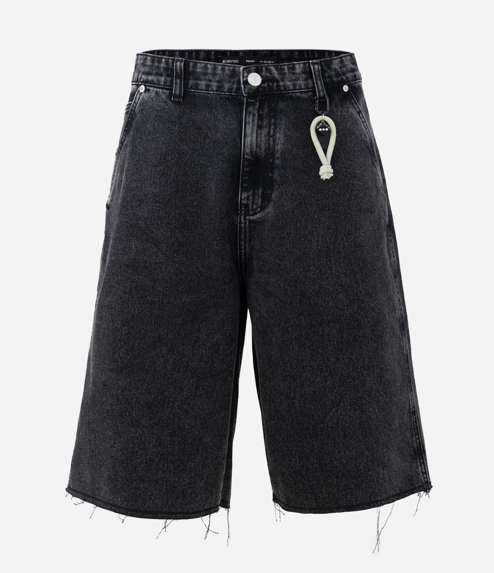 Bermuda Baggy em Jeans com Barra Desfiada e Detalhe com Cordão Preto 1