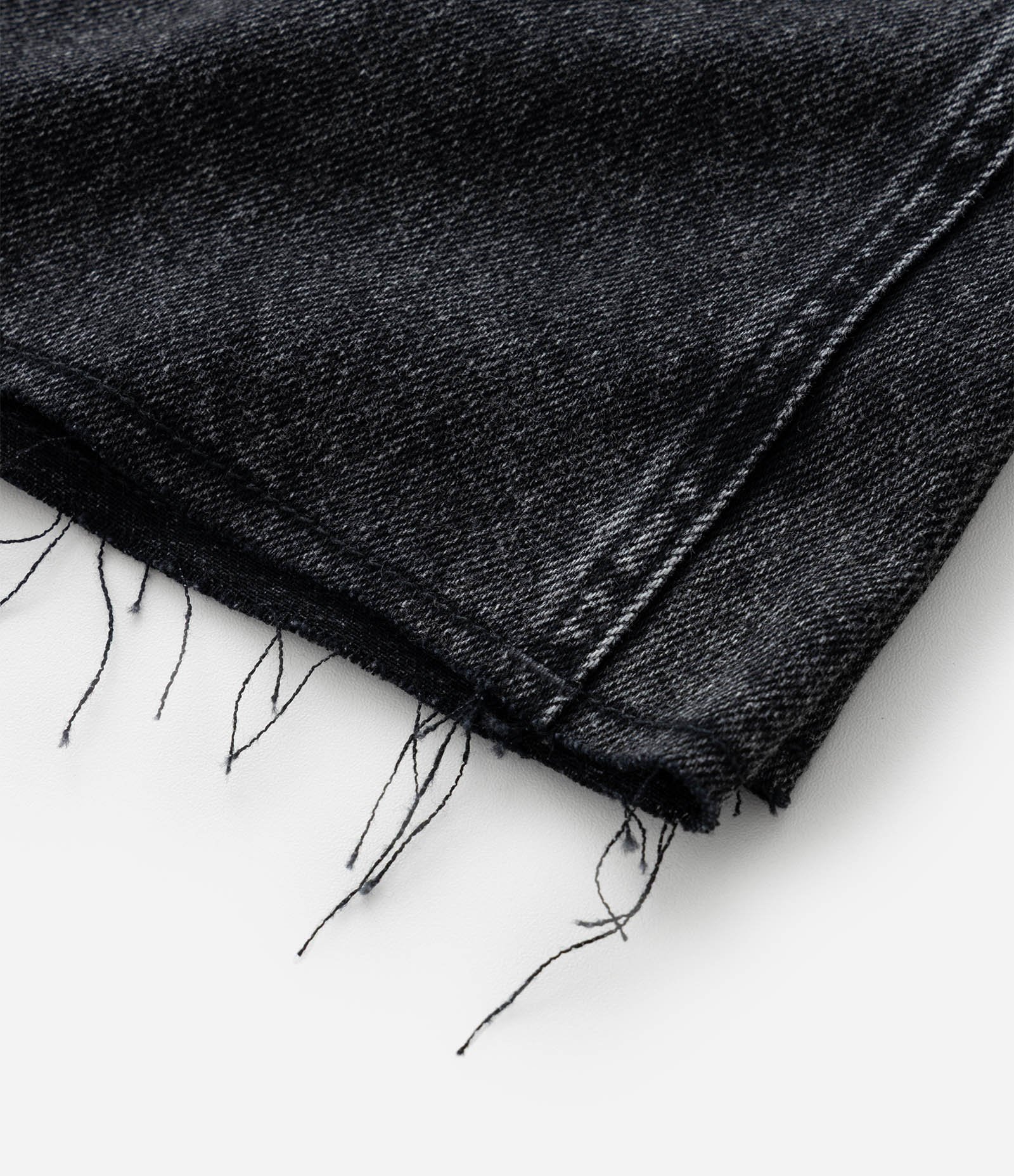 Bermuda Baggy em Jeans com Barra Desfiada e Detalhe com Cordão Preto 3