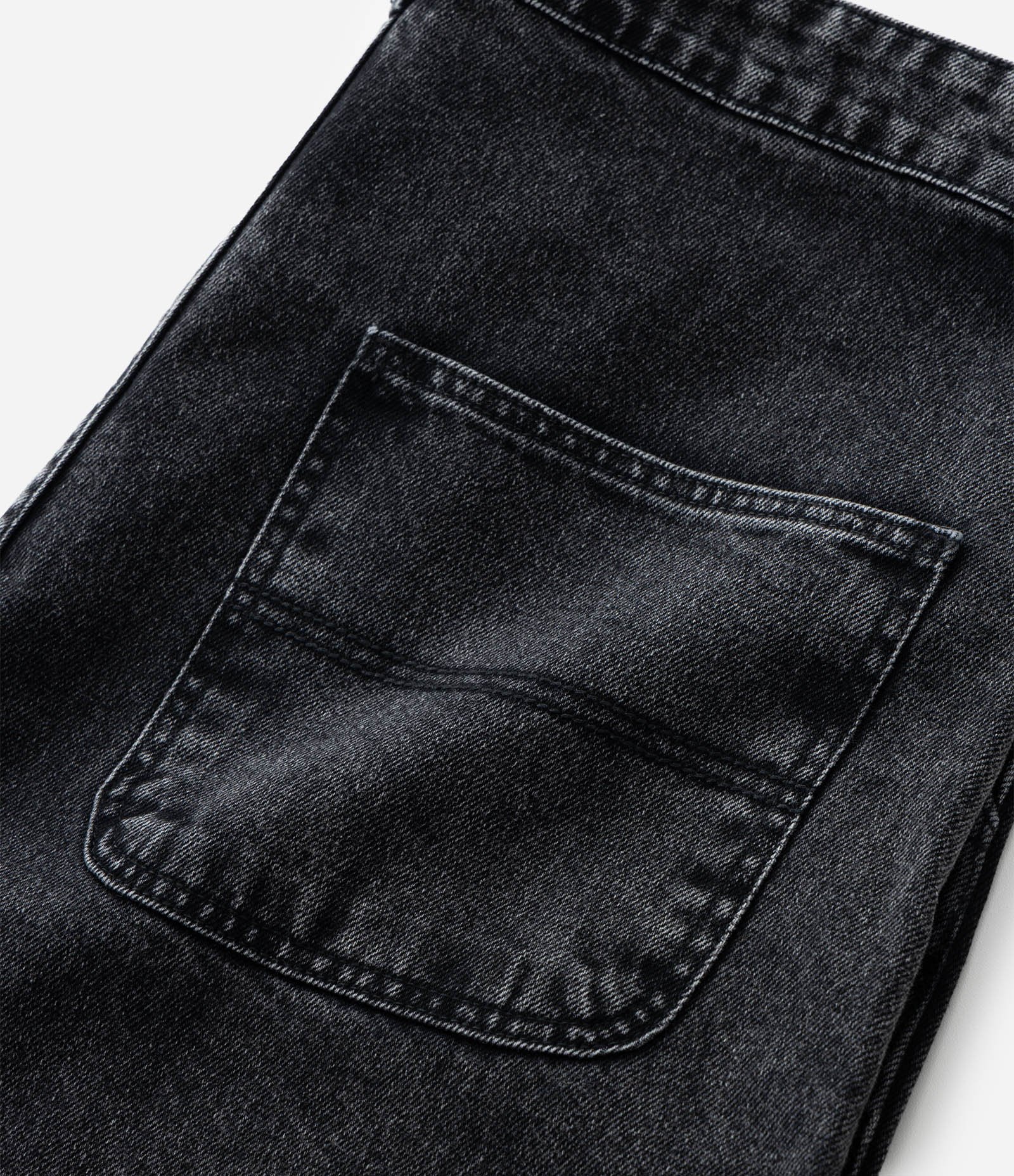 Bermuda Baggy em Jeans com Barra Desfiada e Detalhe com Cordão Preto 4