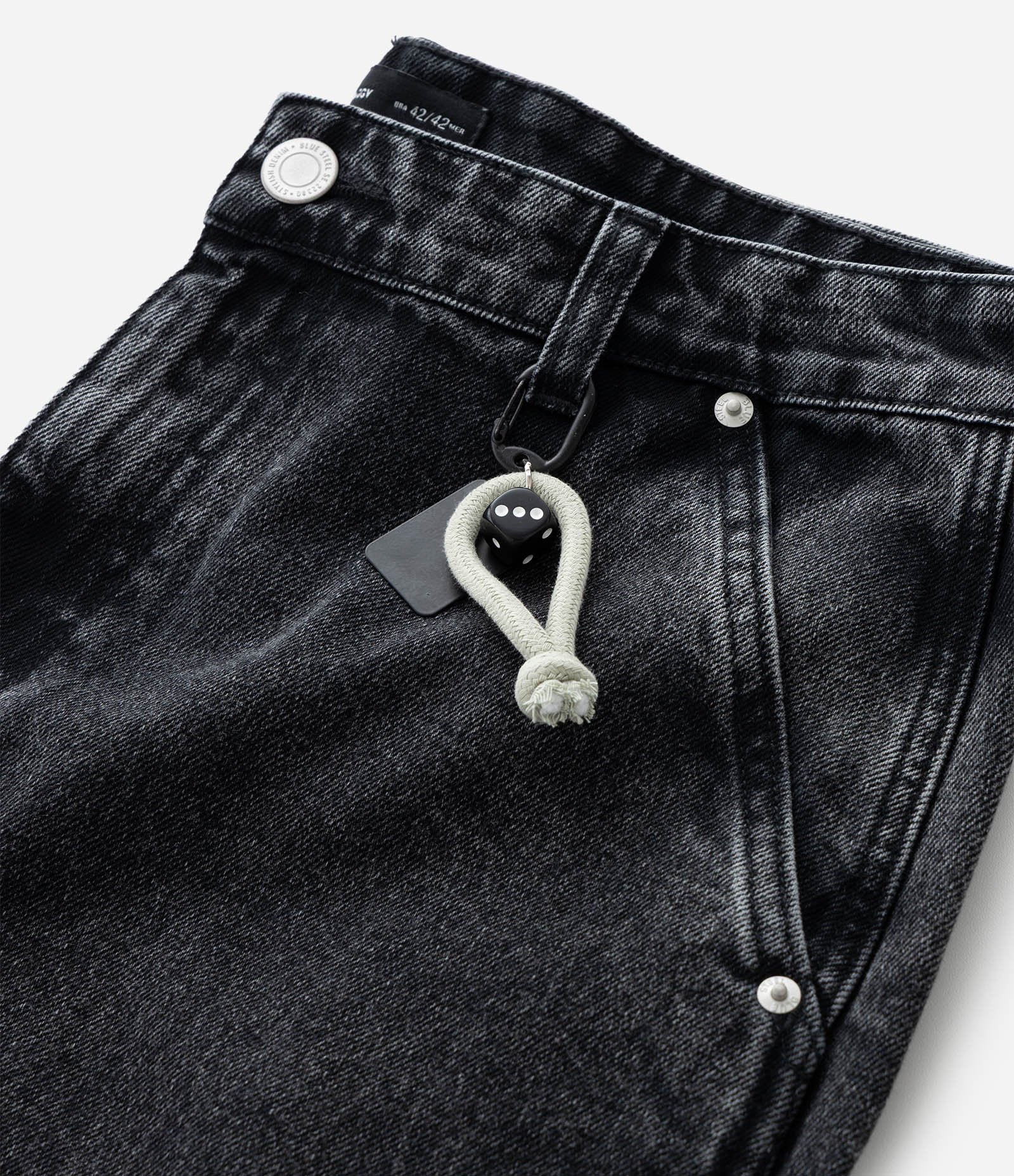 Bermuda Baggy em Jeans com Barra Desfiada e Detalhe com Cordão Preto 5