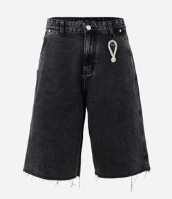 Bermuda Baggy em Jeans com Barra Desfiada e Detalhe com Cordão