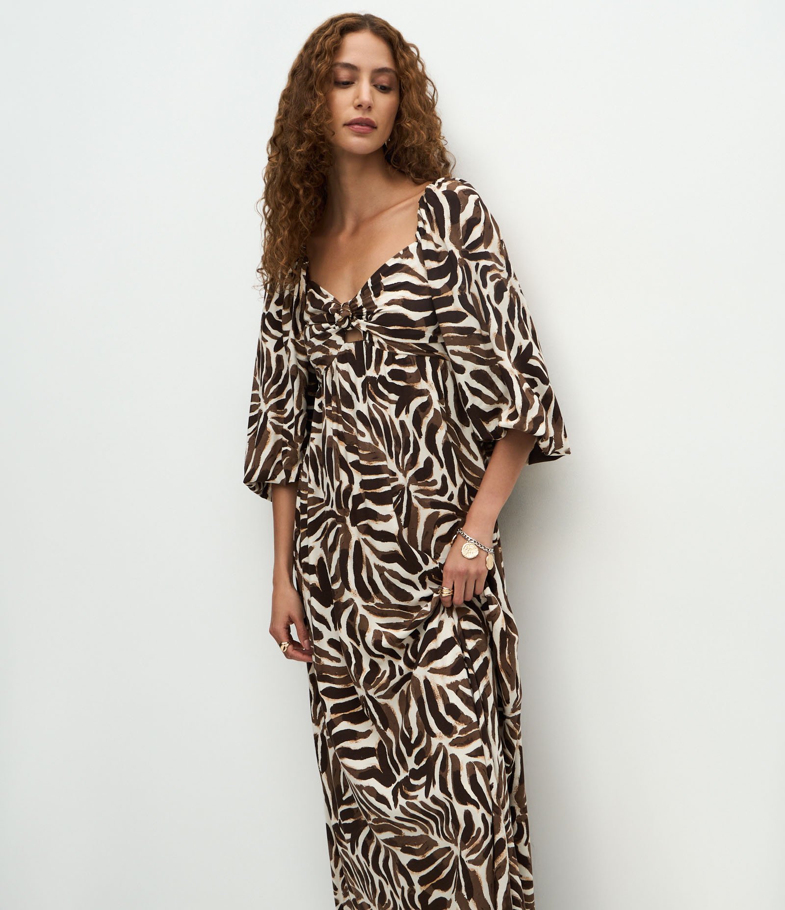 Vestido Long Midi em Viscose com Estampa de Folhagens Marrom 2