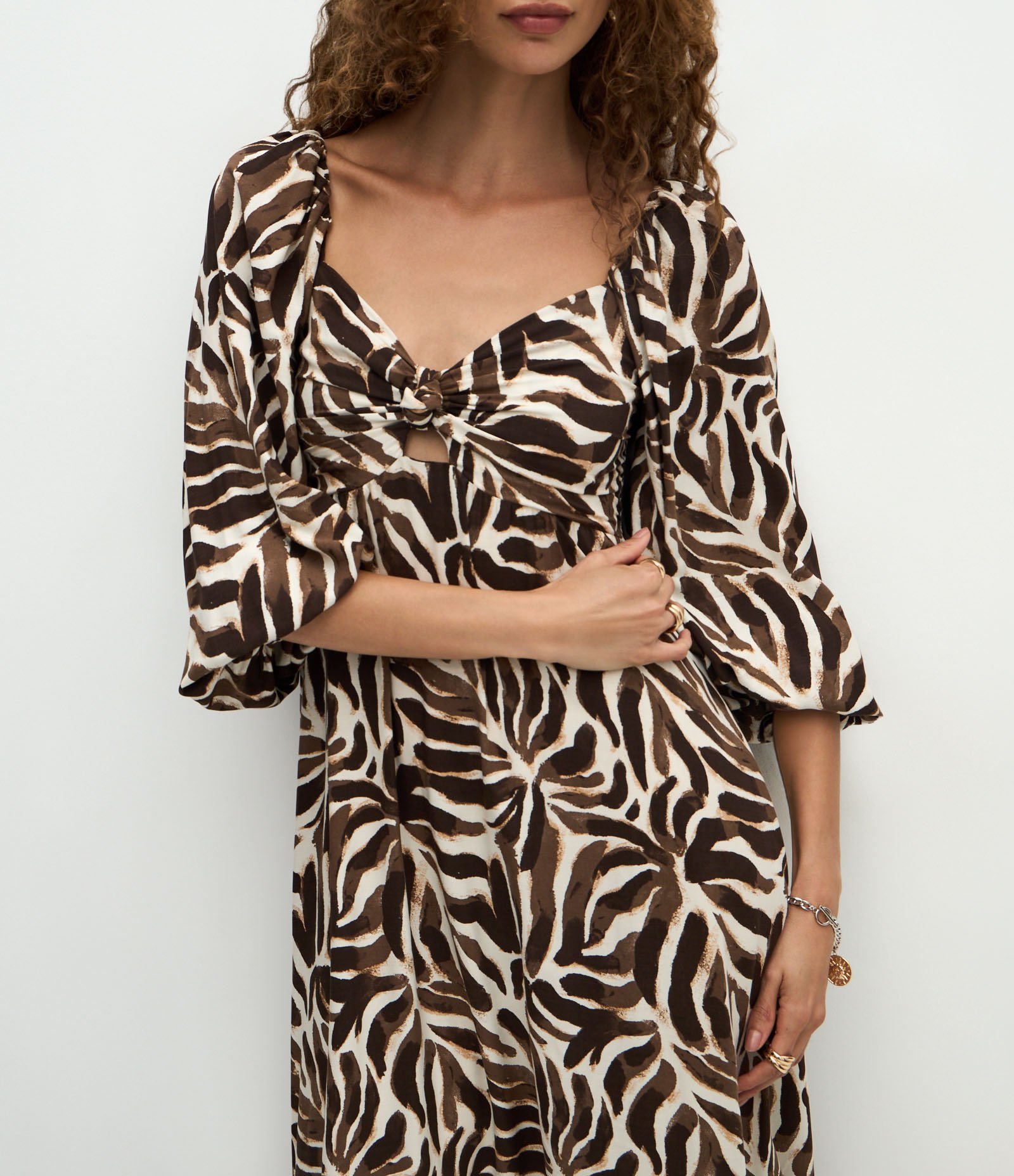 Vestido Long Midi em Viscose com Estampa de Folhagens Marrom 4