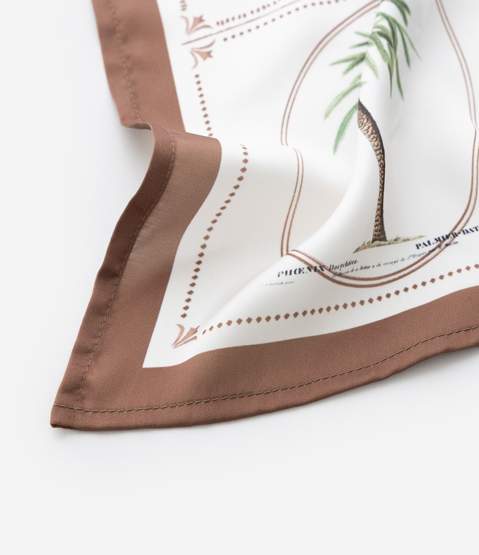 Lenço Acetinado com Estampa Botânica Pristine 3