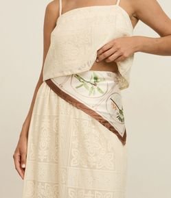 Lenço Acetinado com Estampa Botânica