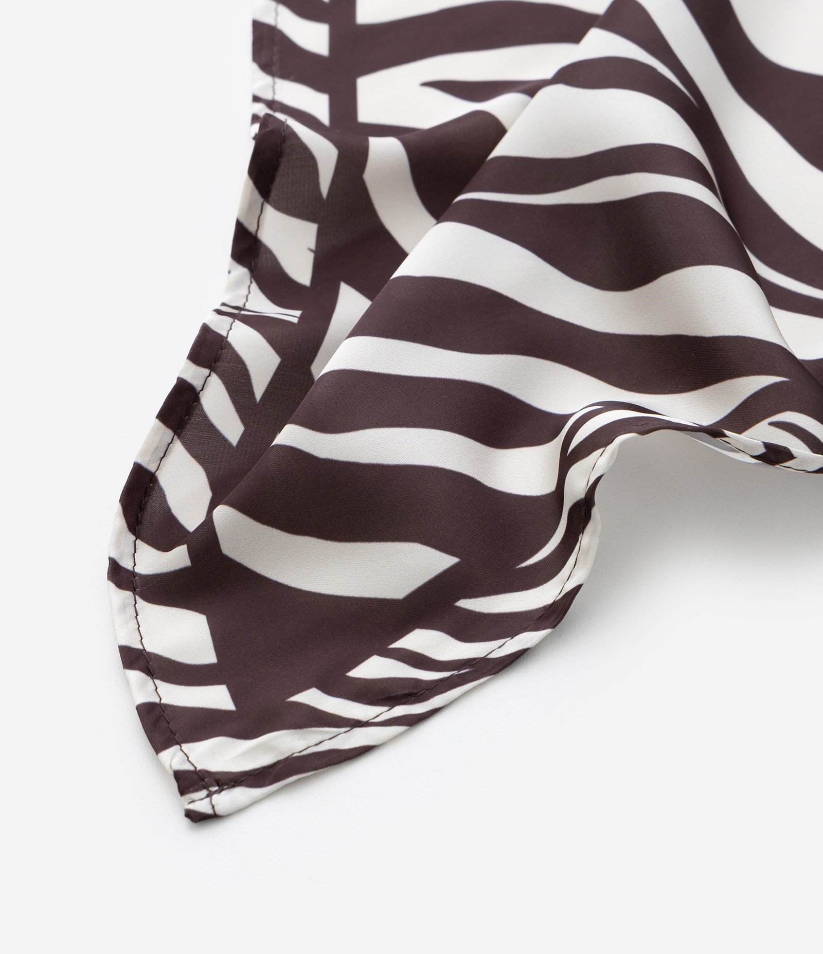 Lenço de Cetim com Estampa de Zebra Marrom 3