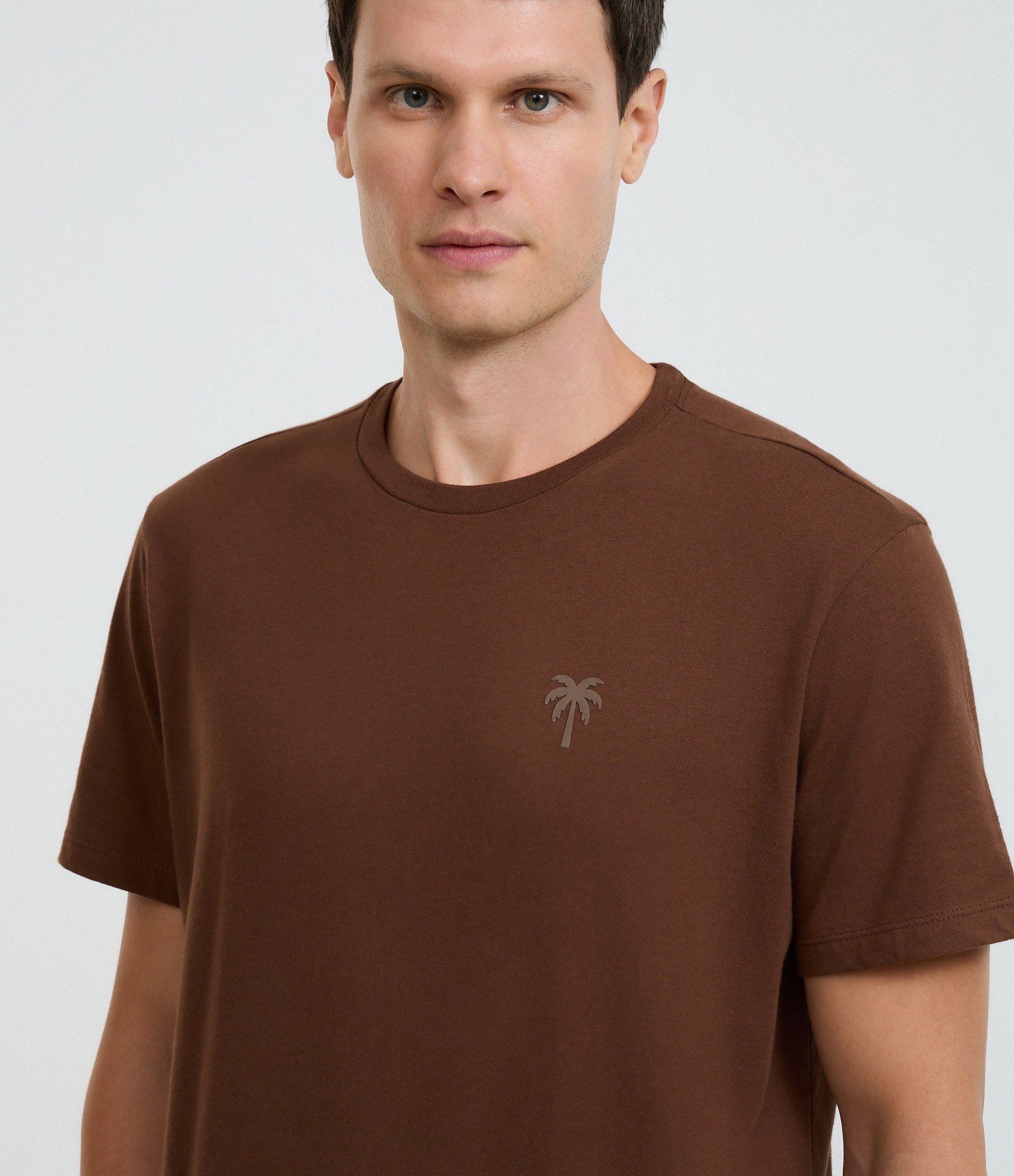 Camiseta Comfort em Algodão com Estampa de Coqueiro Marrom 4
