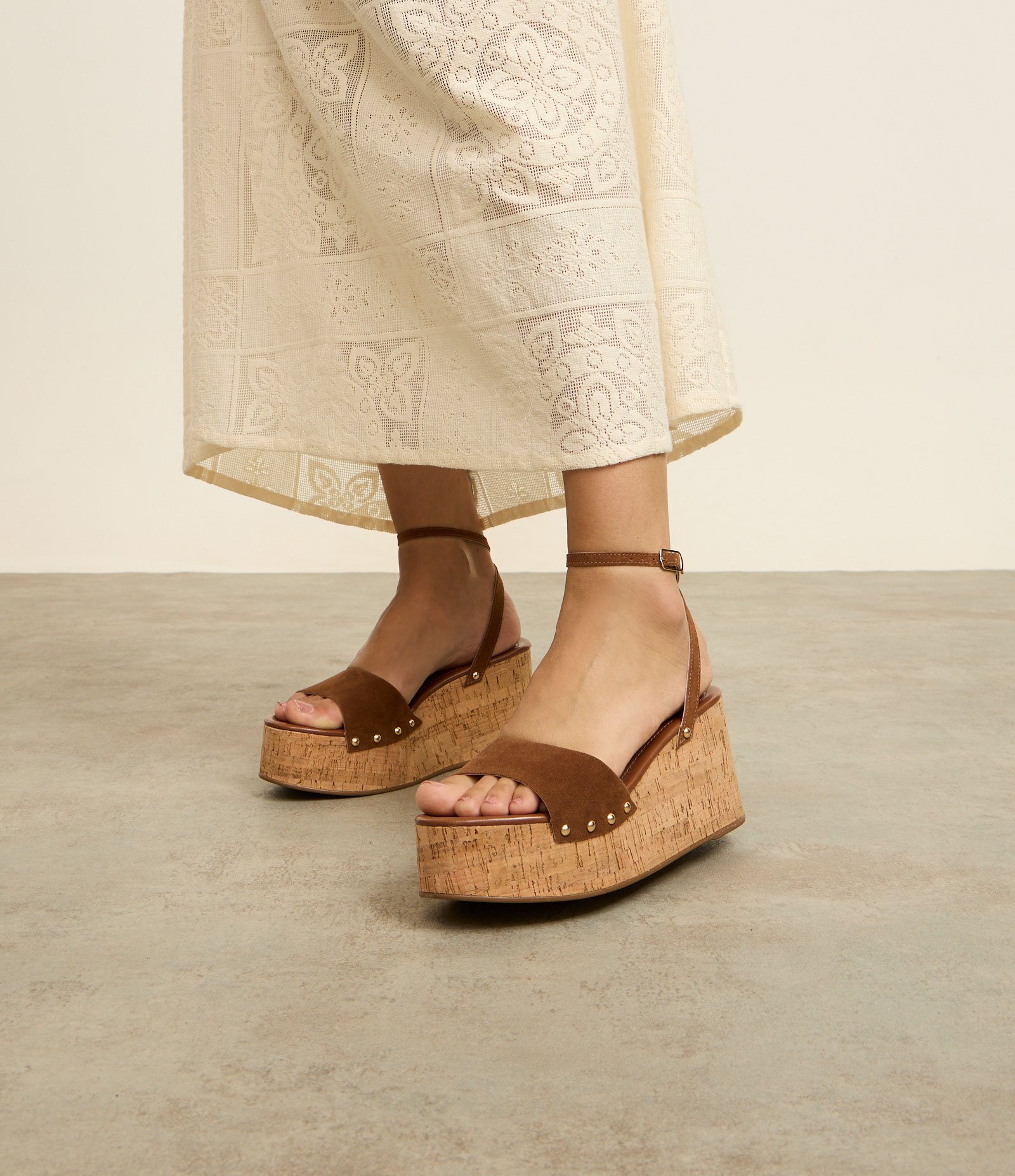 Sandália Plataforma de Tiras com Efeito Camurça e Salto com Textura Marrom 5