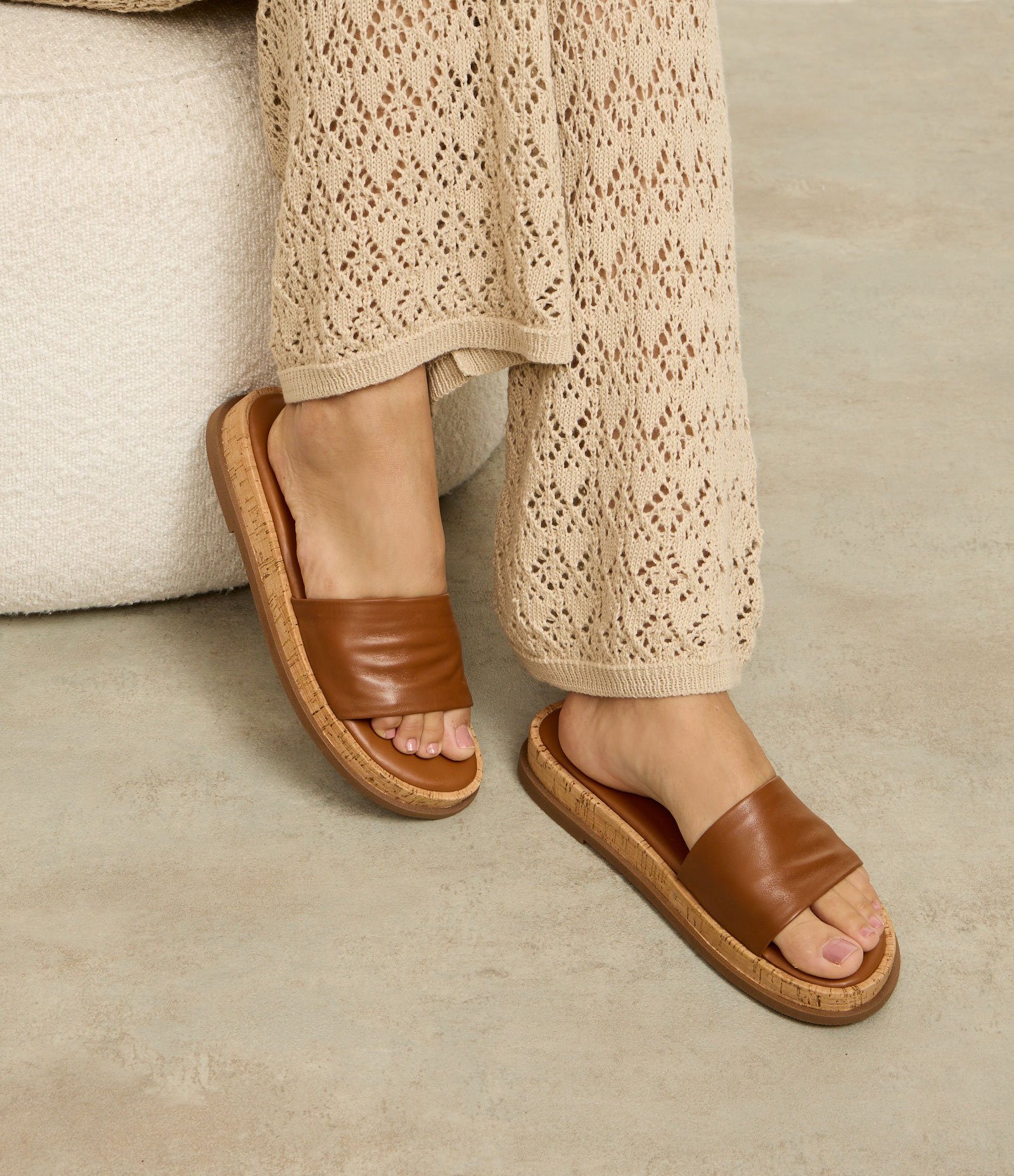 Rasteira em Couro com Sola de Cortiça Marrom 5