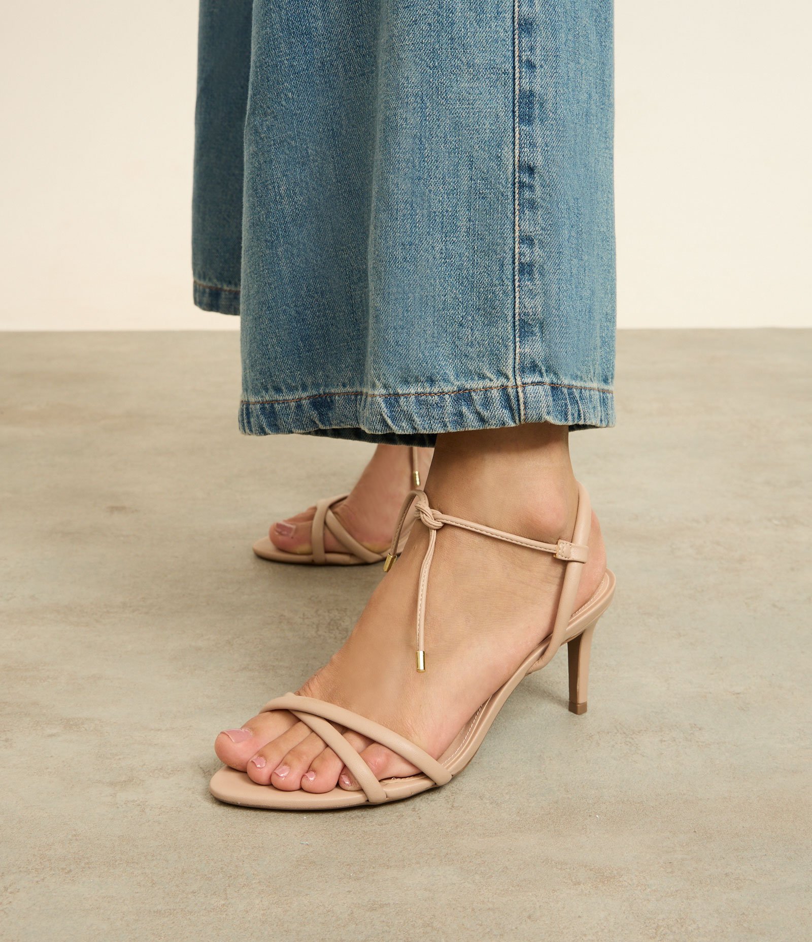 Sandália com Tiras e Bico Folha Bege 5