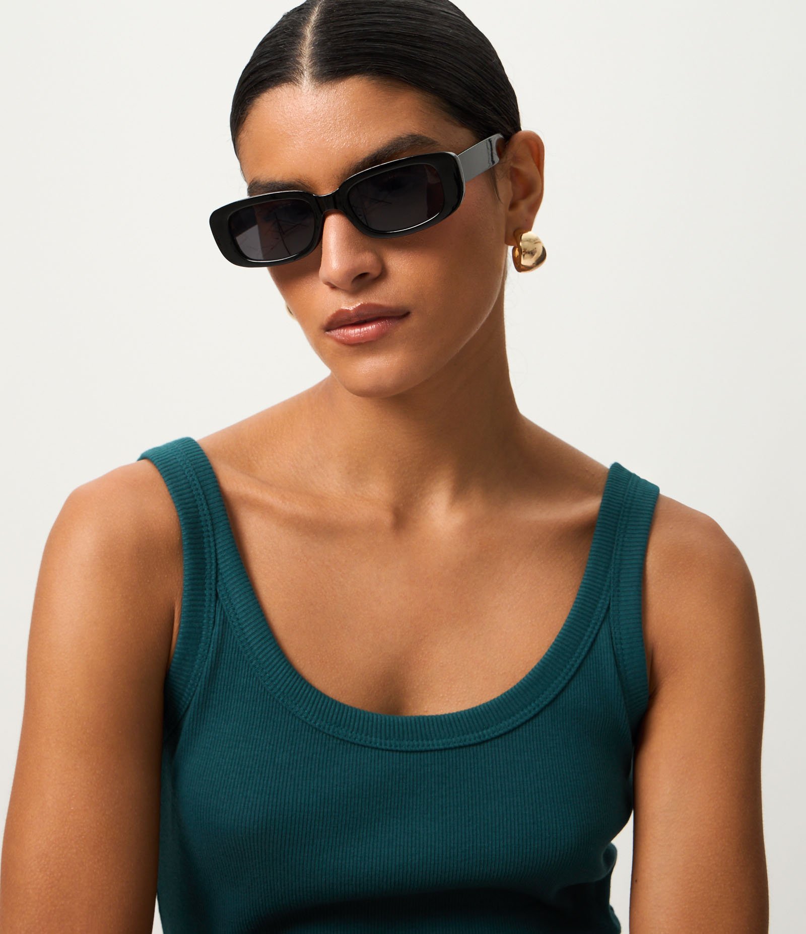 Blusa Regata em Ribana com Decote U Verde Escuro 4