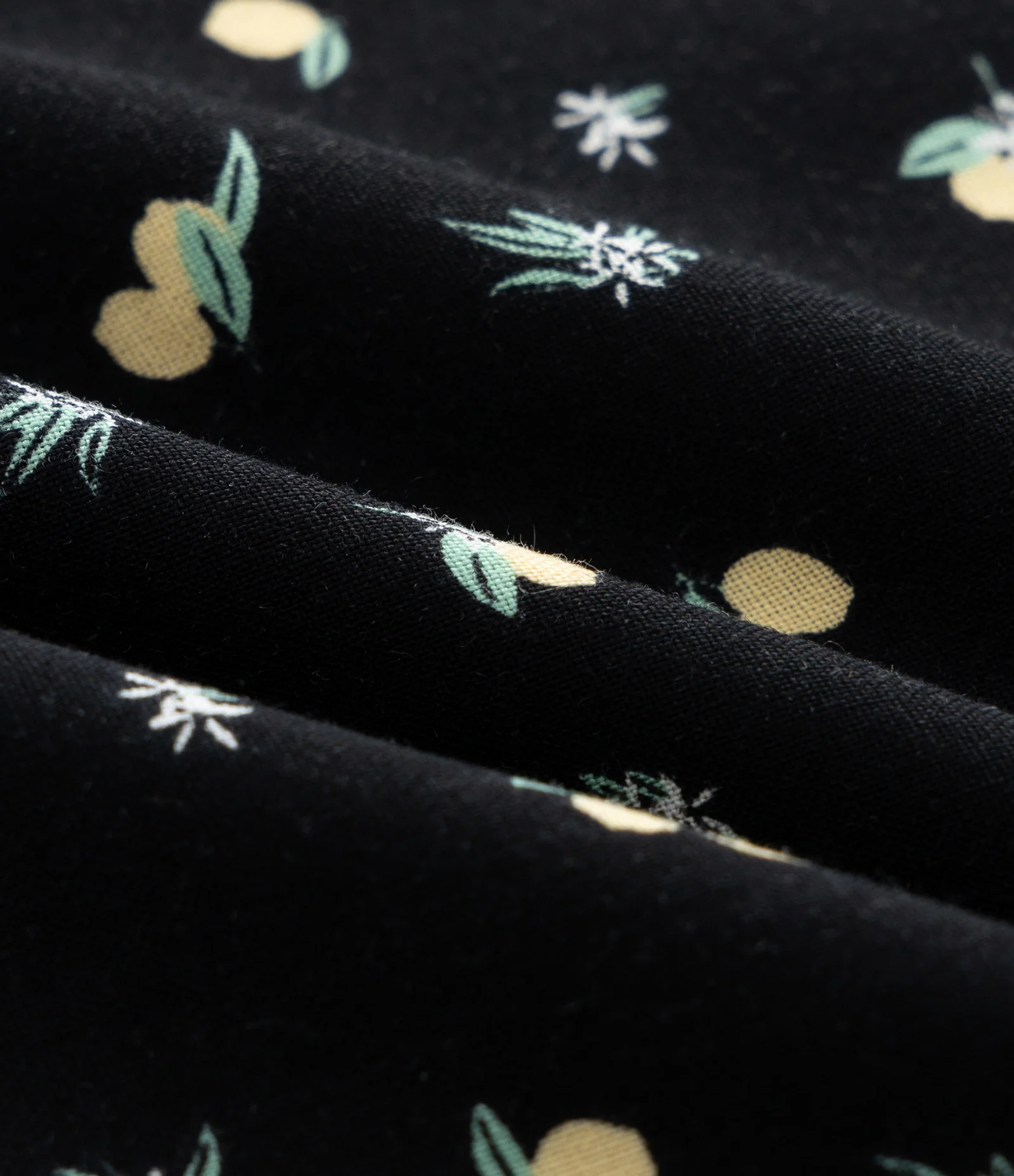 Calça Pantalona em Viscose com Estampa Limões Curve & Plus Size Preto 3