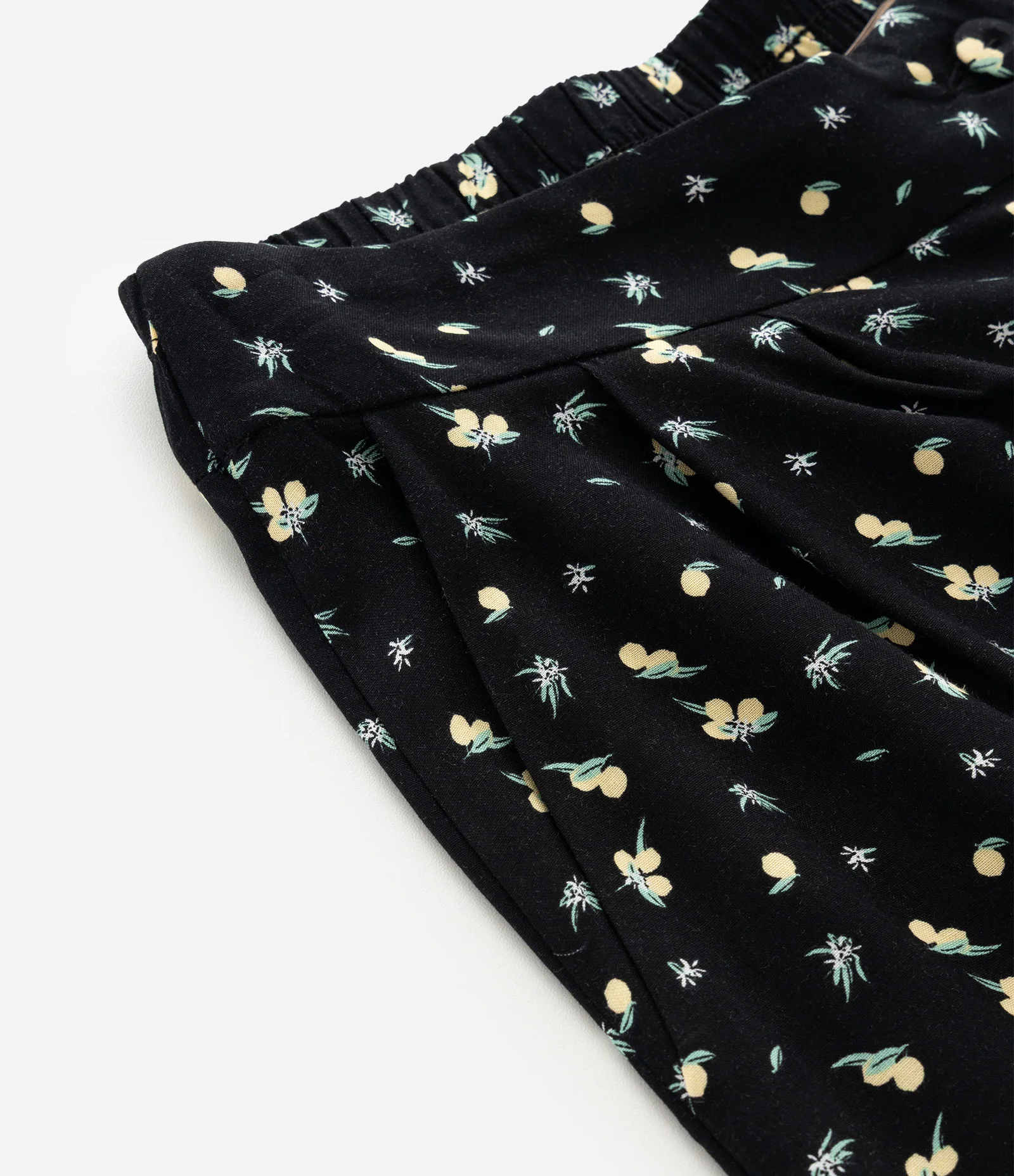 Calça Pantalona em Viscose com Estampa Limões Curve & Plus Size Preto 4