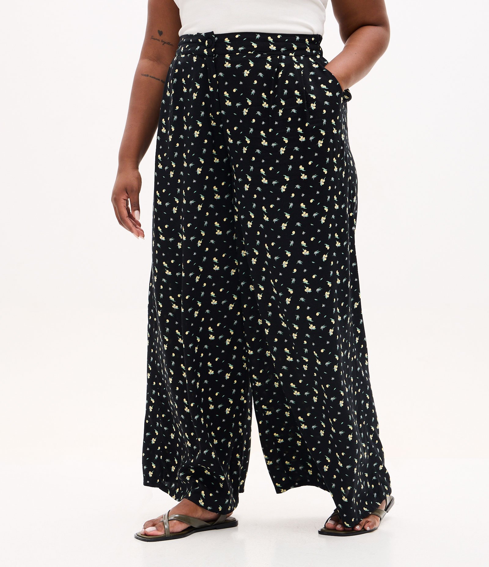Calça Pantalona em Viscose com Estampa Limões Curve & Plus Size Preto 3