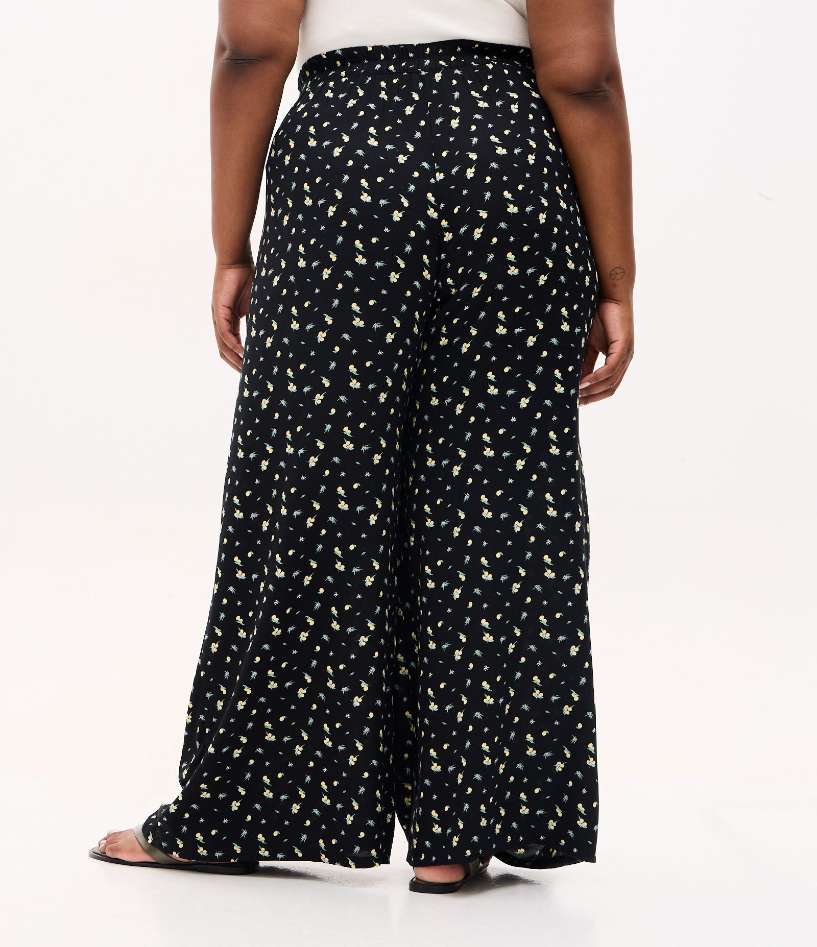 Calça Pantalona em Viscose com Estampa Limões Curve & Plus Size Preto 5