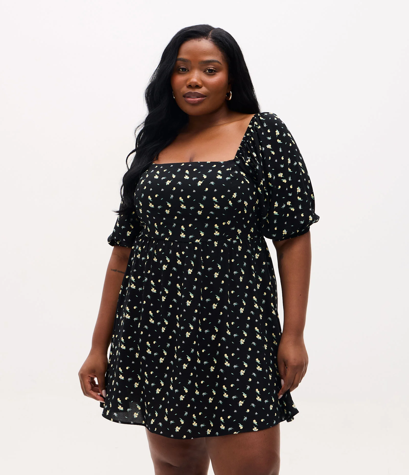 Vestido Curto em Viscose com Estampa de Limões Curve & Plus Size Preto 1