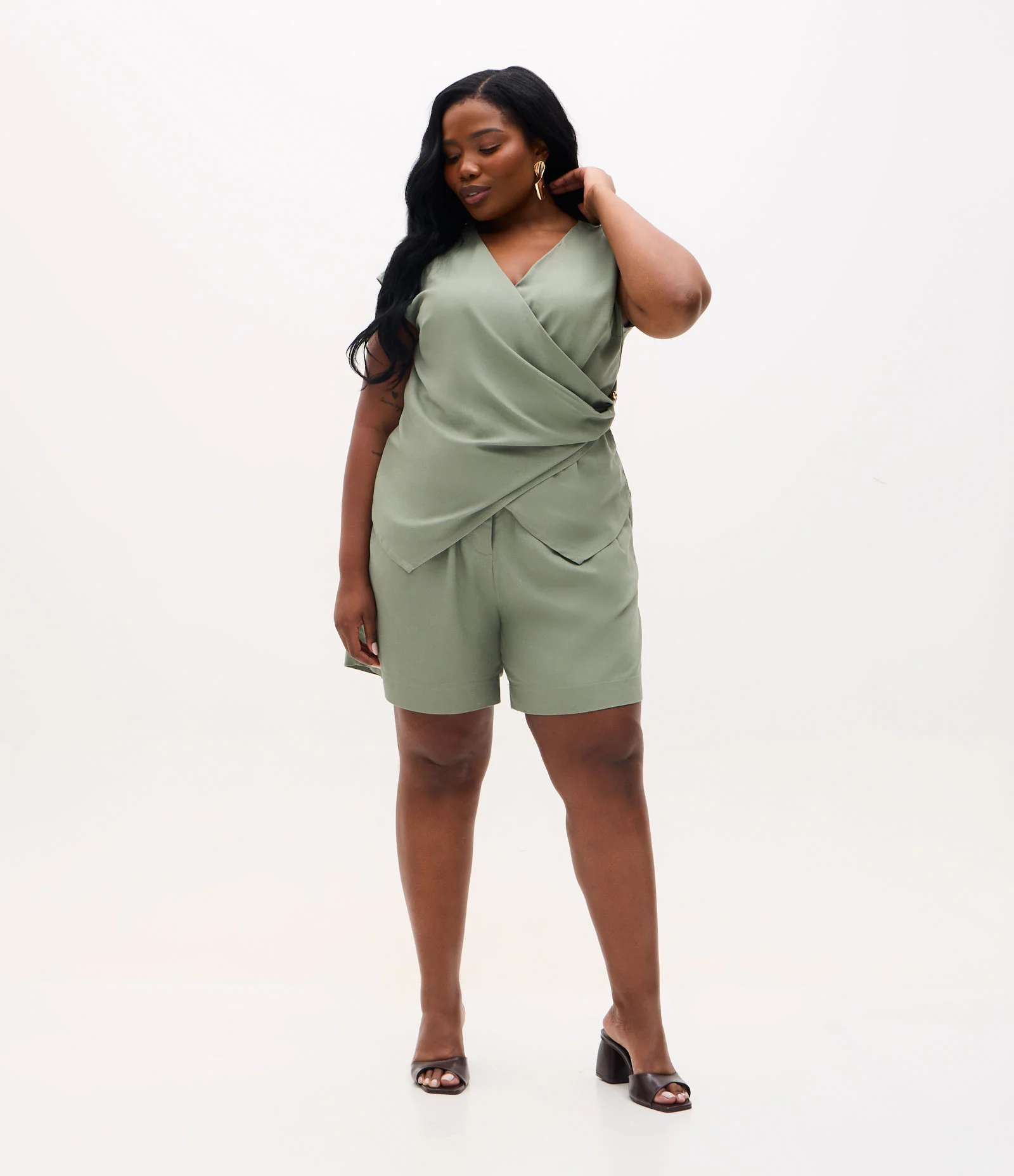 Bermuda Curta em Viscolinho com Pregas Curve & Plus Size Verde 1
