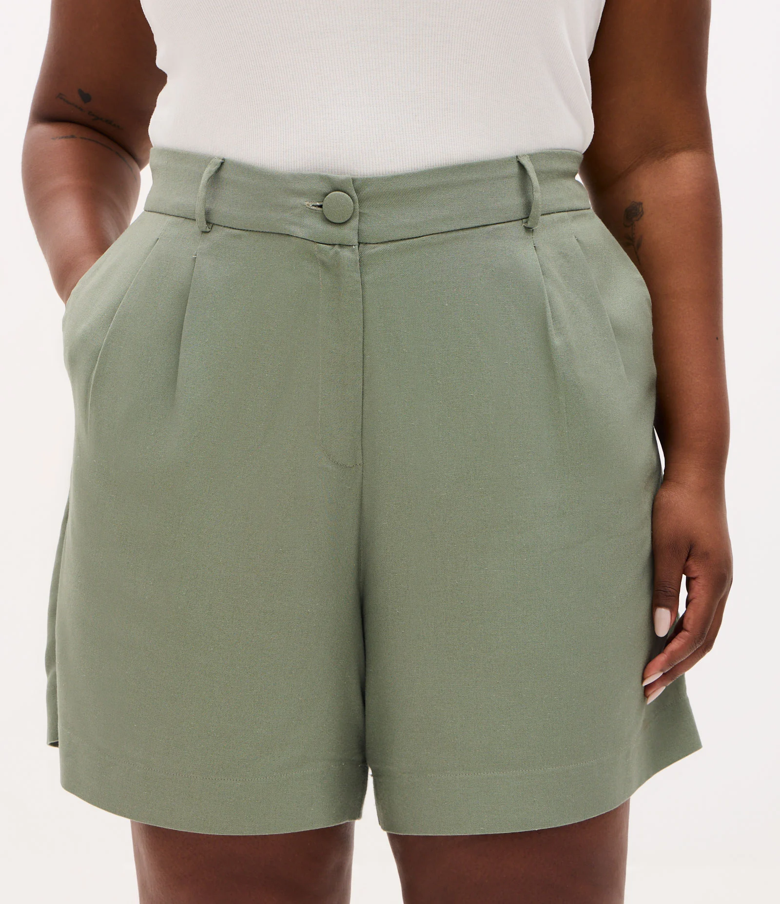 Bermuda Curta em Viscolinho com Pregas Curve & Plus Size Verde 2