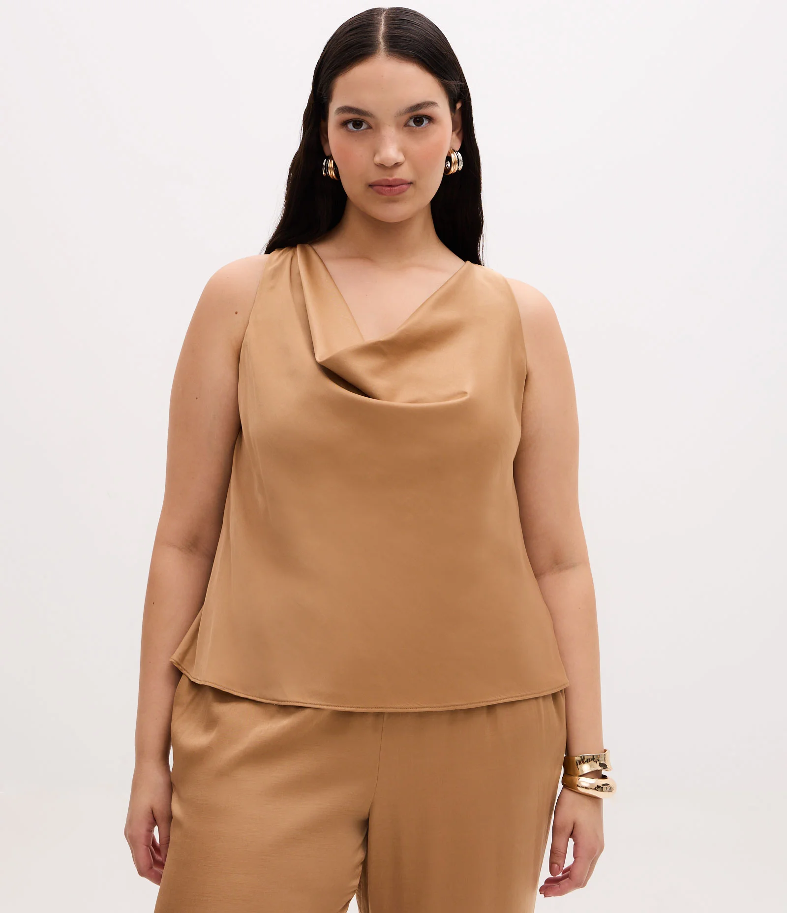 Blusa em Cetim com Decote Degagê Curve & Plus Size Bege 1