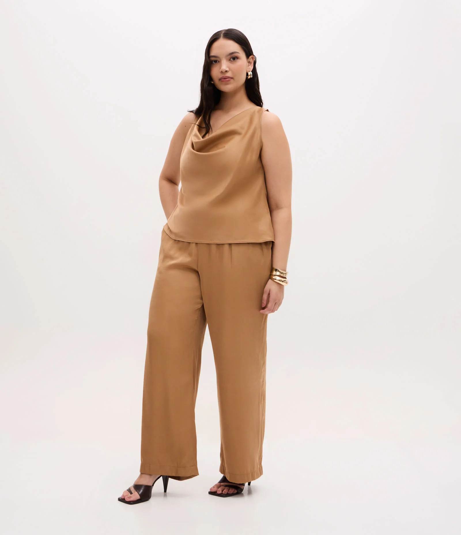 Blusa em Cetim com Decote Degagê Curve & Plus Size Bege 2