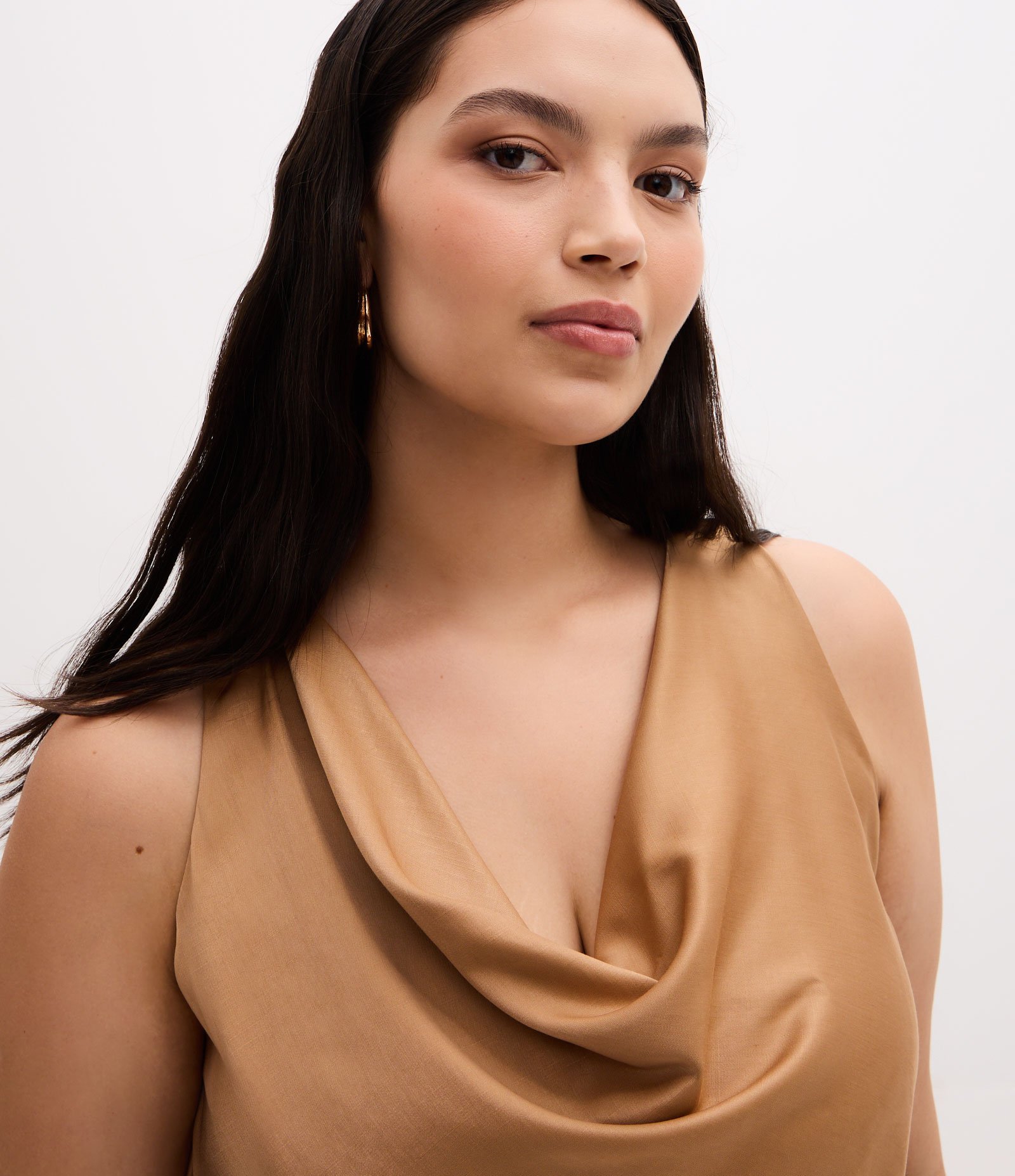 Blusa em Cetim com Decote Degagê Curve & Plus Size Bege 3