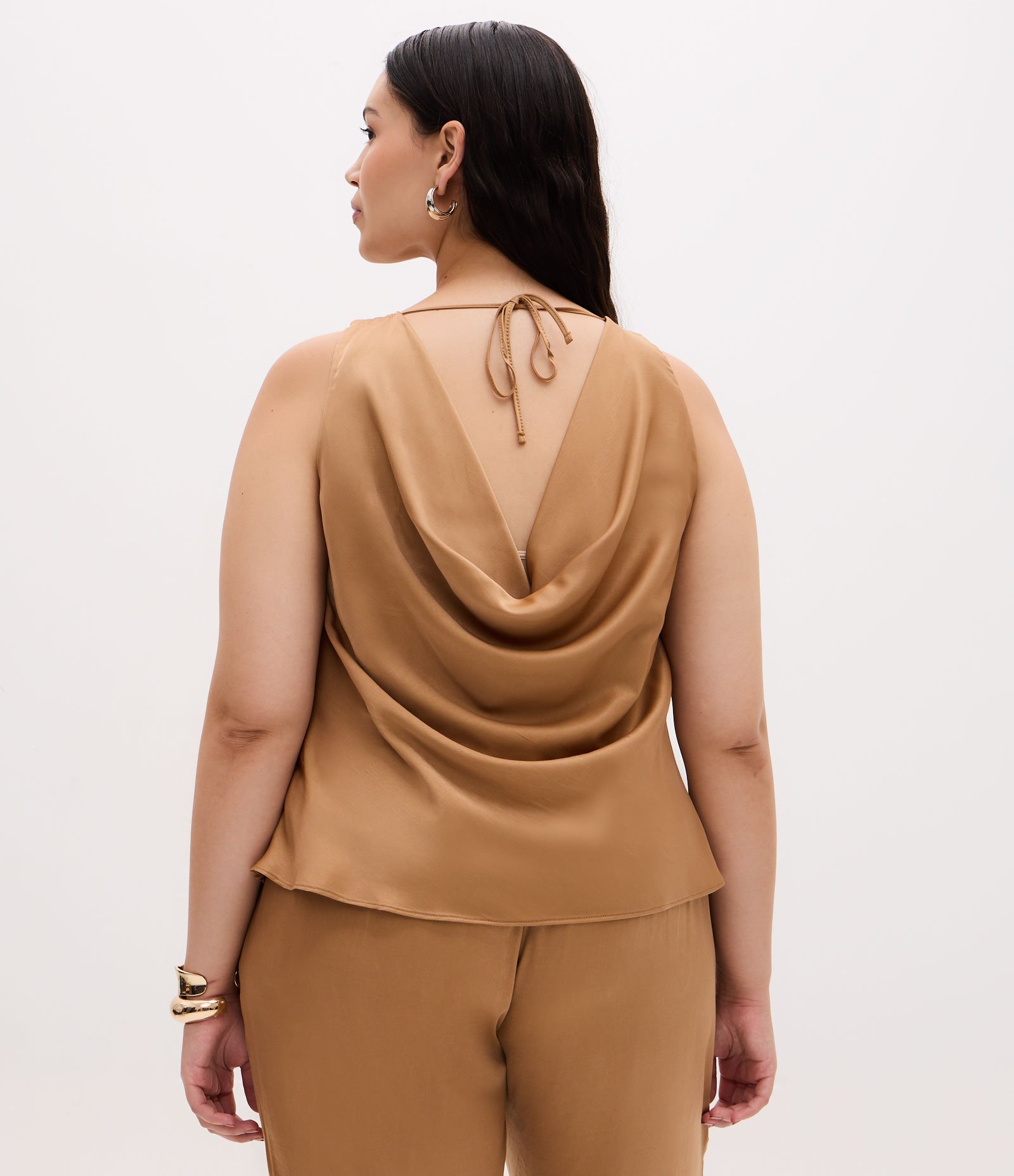 Blusa em Cetim com Decote Degagê Curve & Plus Size Bege 4