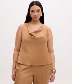 Blusa em Cetim com Decote Degagê Curve & Plus Size