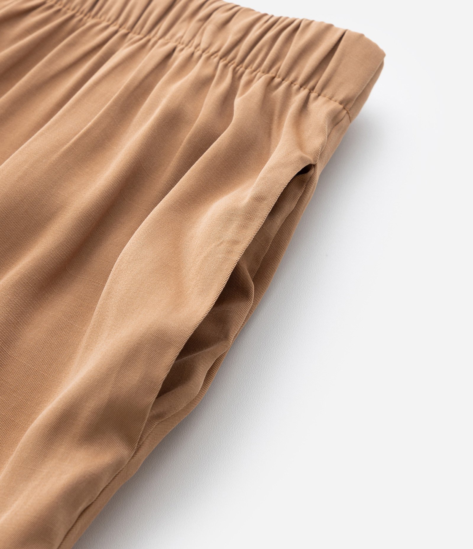 Calça Reta Acetinada com Cós Elástico e Efeito Franzido Curve & Plus Size Marrom 4