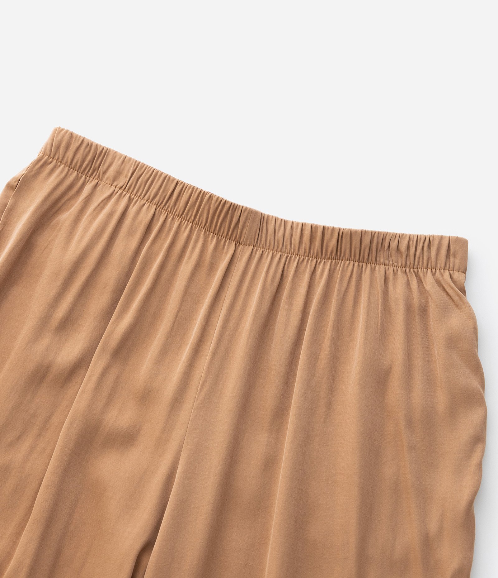 Calça Reta Acetinada com Cós Elástico e Efeito Franzido Curve & Plus Size Marrom 5