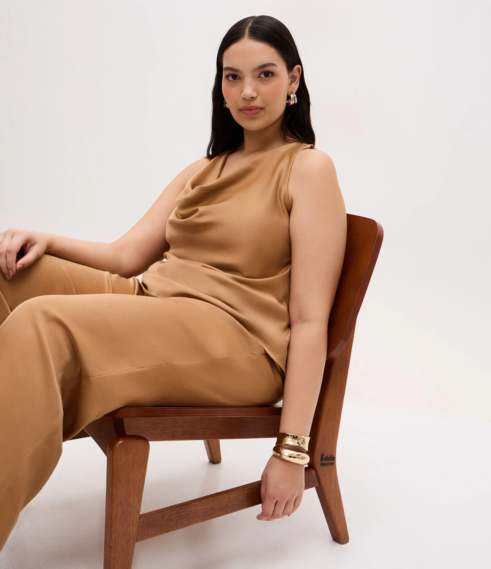 Calça Reta Acetinada com Cós Elástico e Efeito Franzido Curve & Plus Size Bege 1