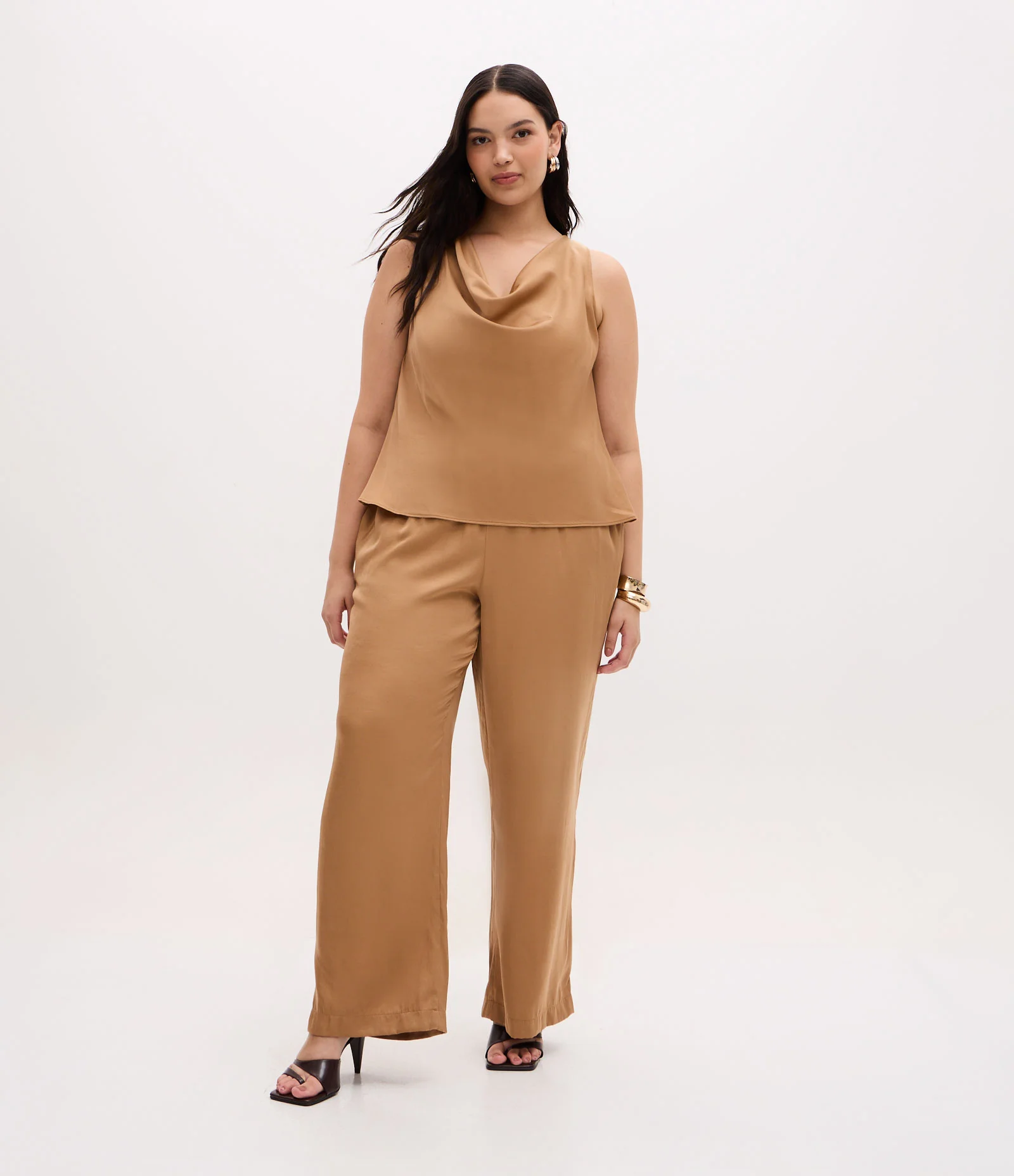 Calça Reta Acetinada com Cós Elástico e Efeito Franzido Curve & Plus Size Bege 2
