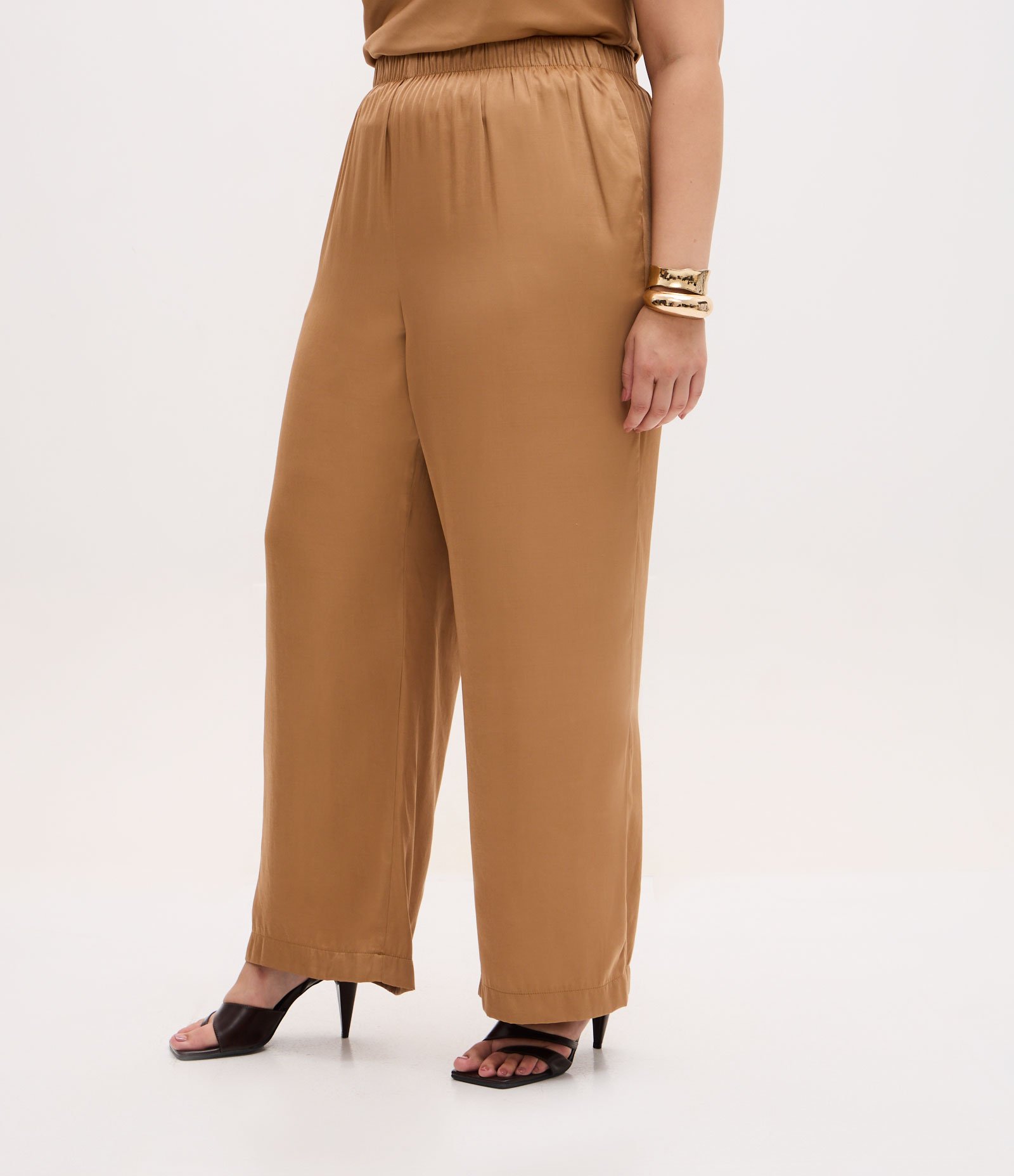 Calça Reta Acetinada com Cós Elástico e Efeito Franzido Curve & Plus Size Bege 3