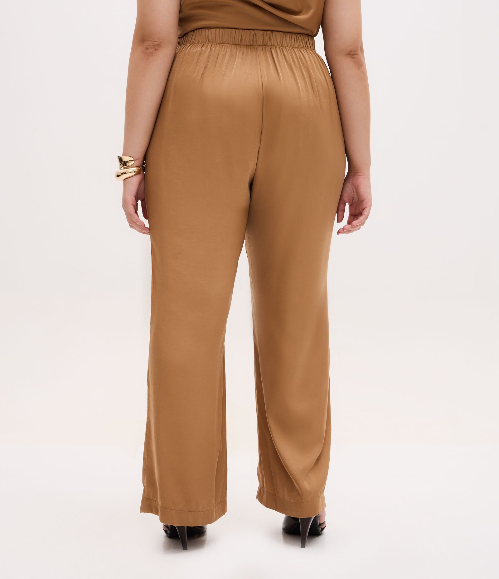Calça Reta Acetinada com Cós Elástico e Efeito Franzido Curve & Plus Size Bege 4