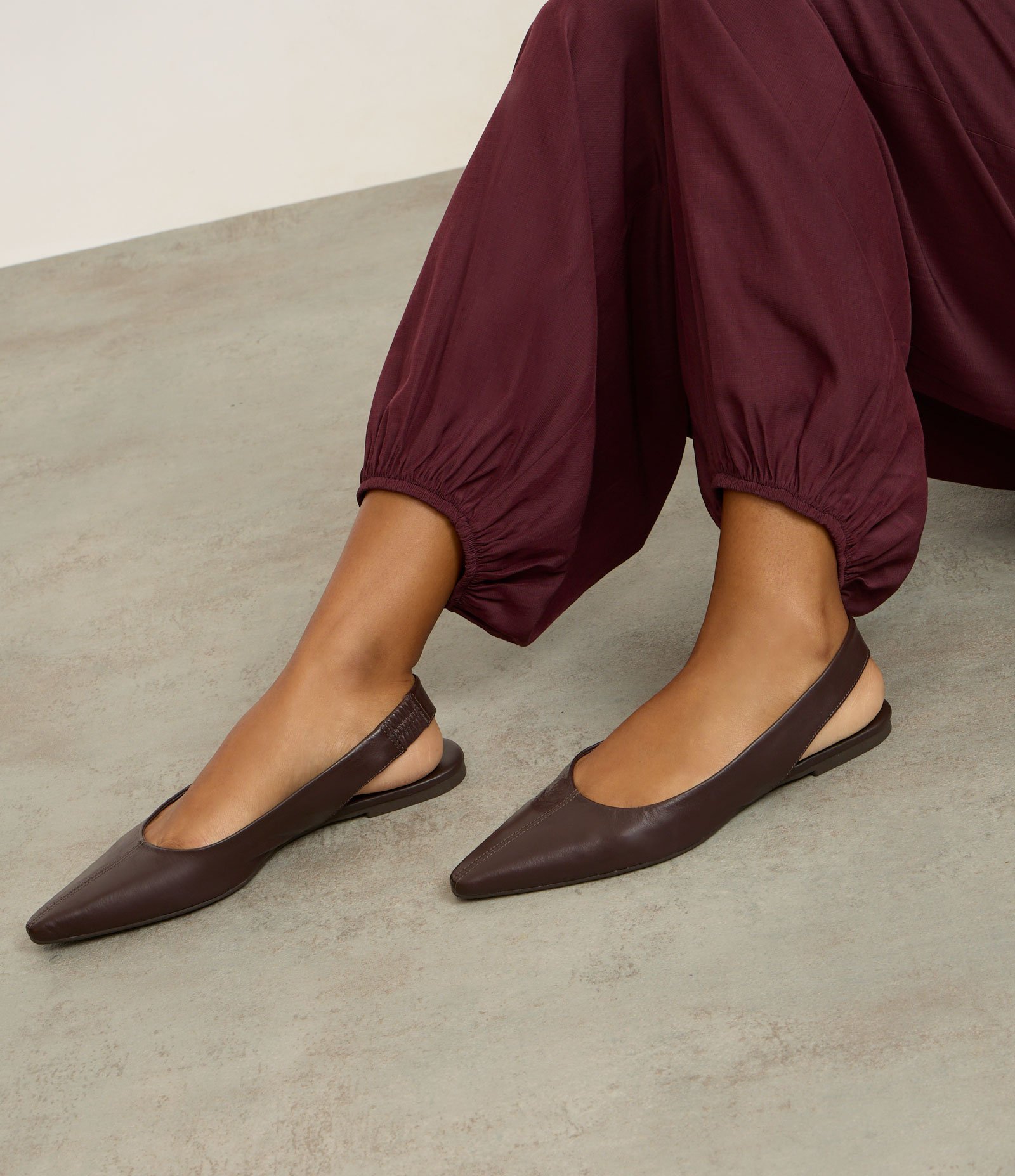 Sapatilha Slingback de Bico Fino em Couro Marrom 6