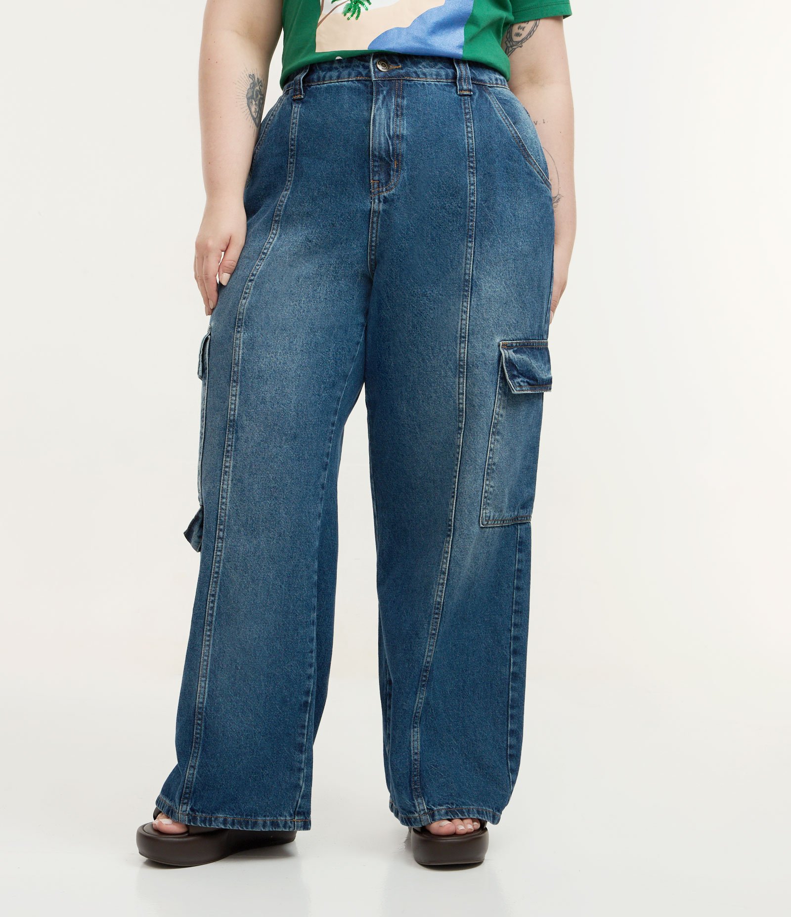 Calça Jeans Reta com Bolsos Cargos Curve & Plus Size Azul 2