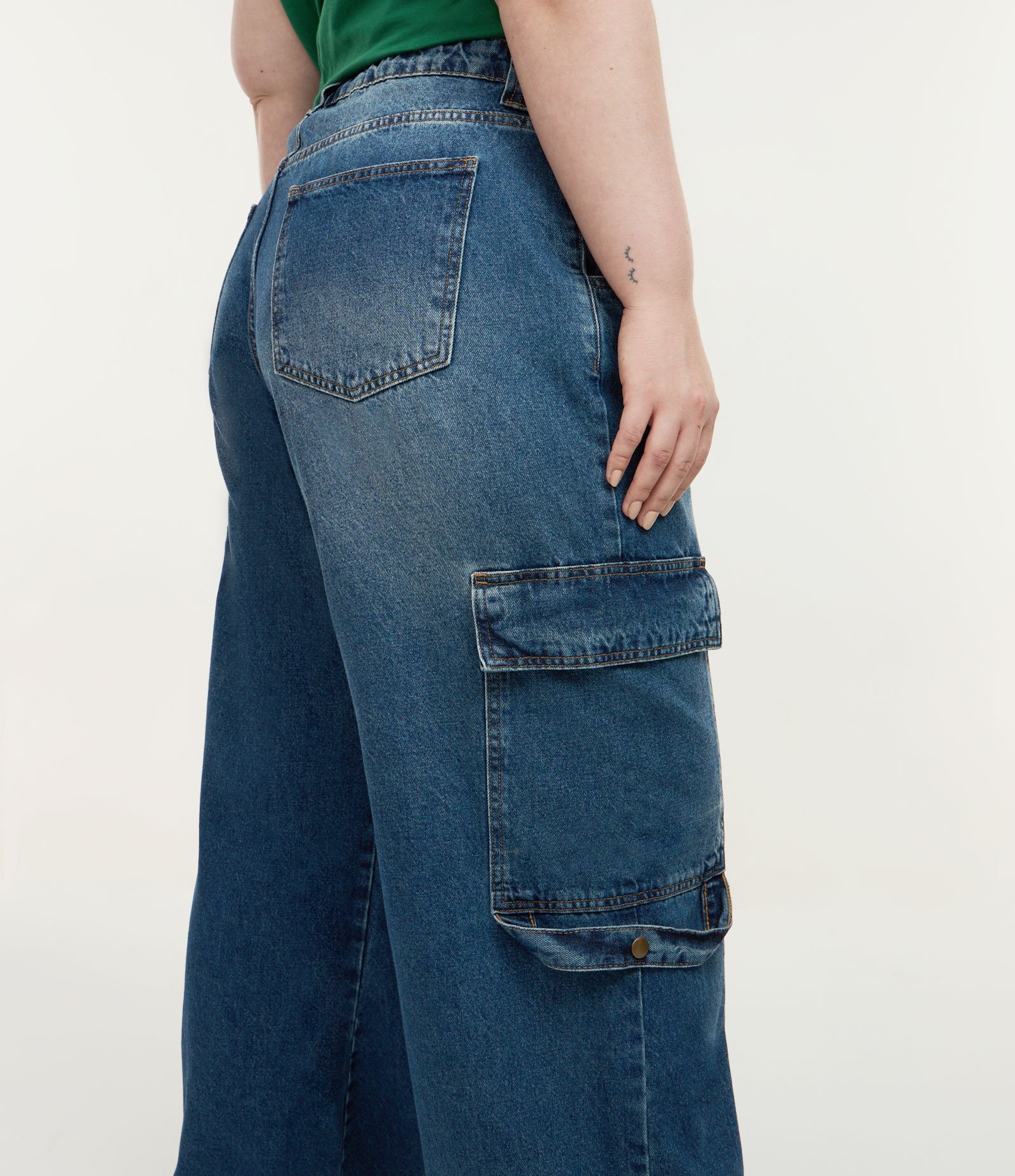 Calça Jeans Reta com Bolsos Cargos Curve & Plus Size Azul 4