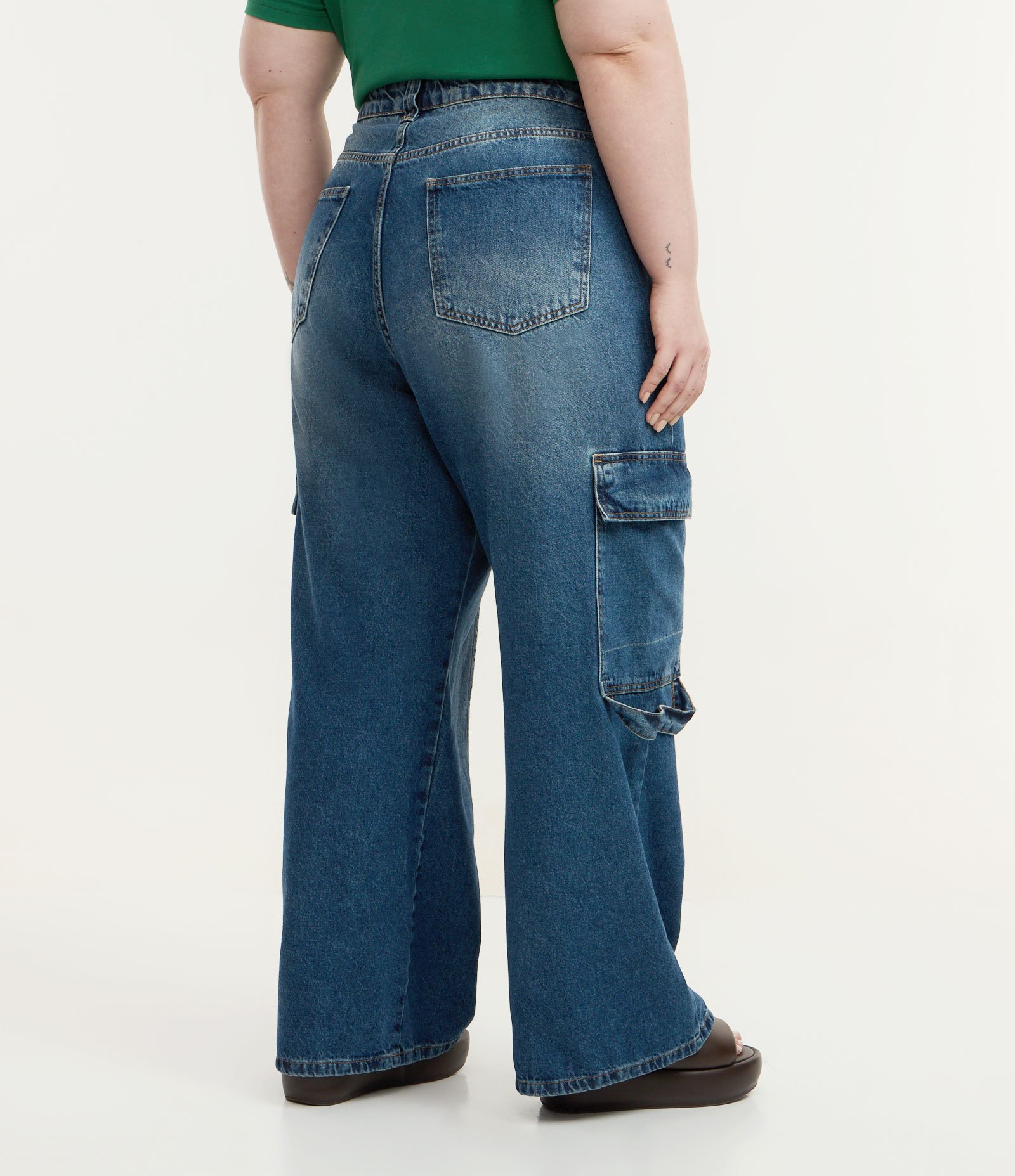 Calça Jeans Reta com Bolsos Cargos Curve & Plus Size Azul 6