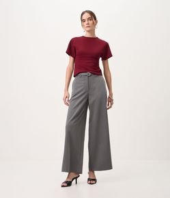 Calça Wide Leg Alfaiatada com Cinto e Fivela Metálica