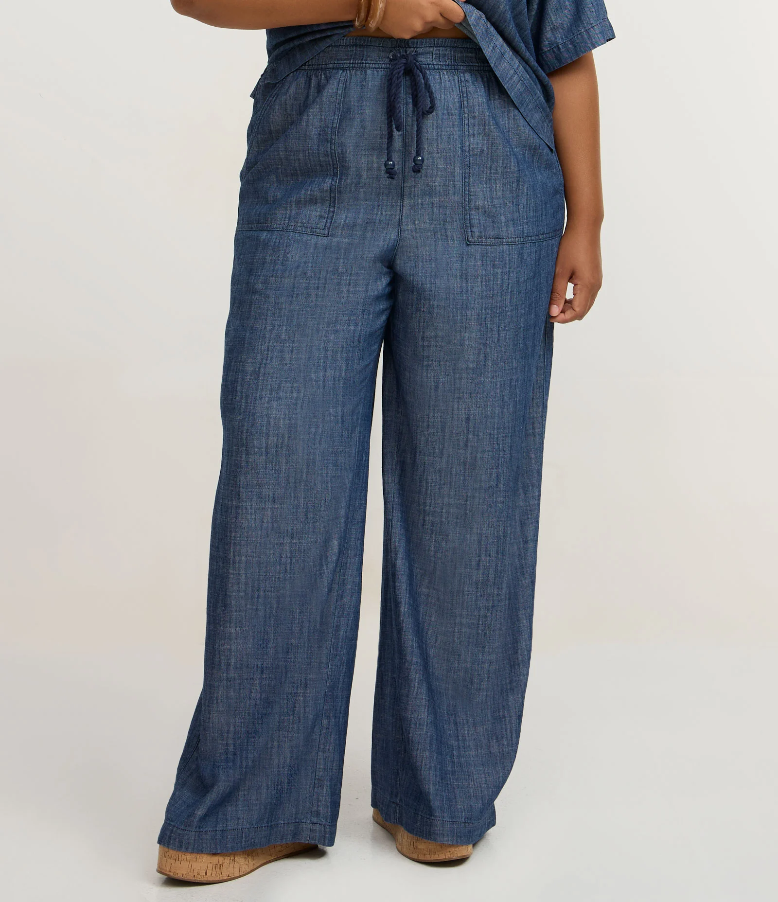 Calça Pantalona em Jeans Leve com Amarração no Cós Azul 2