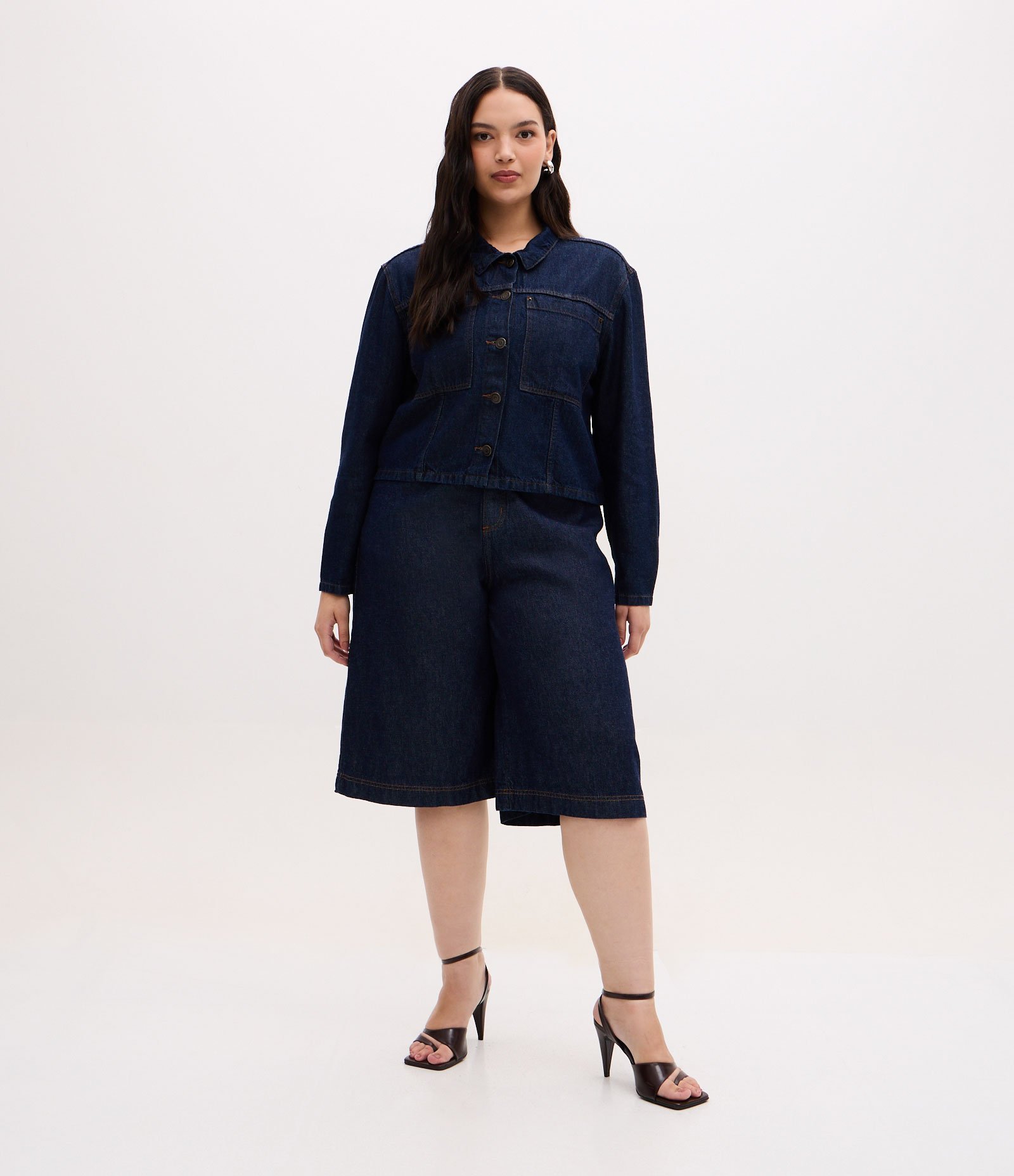 Jaqueta Cropped Jeans com Bolsos Frontais Curve & Plus Size Azul 3